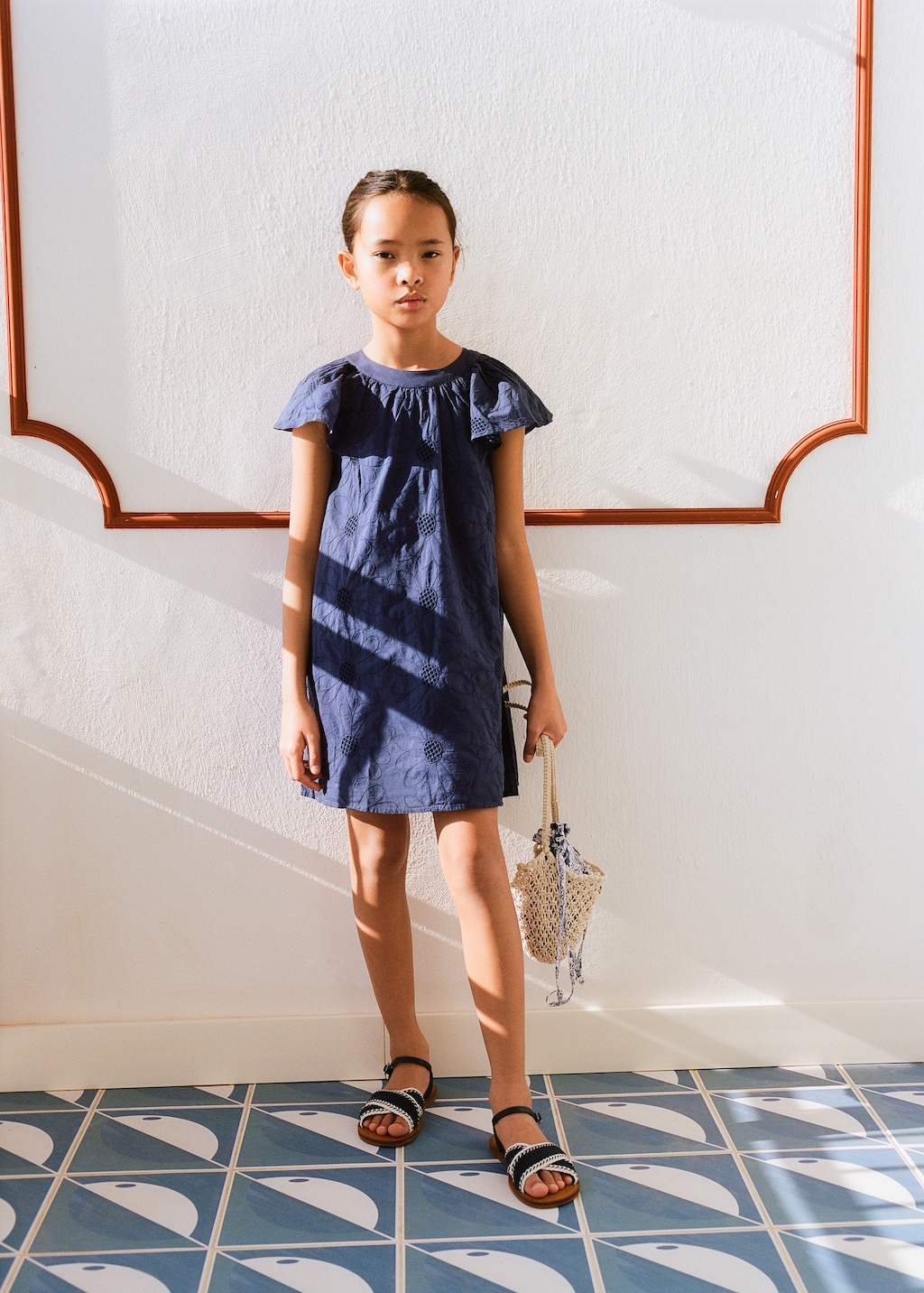 Criss-cross straps sandals