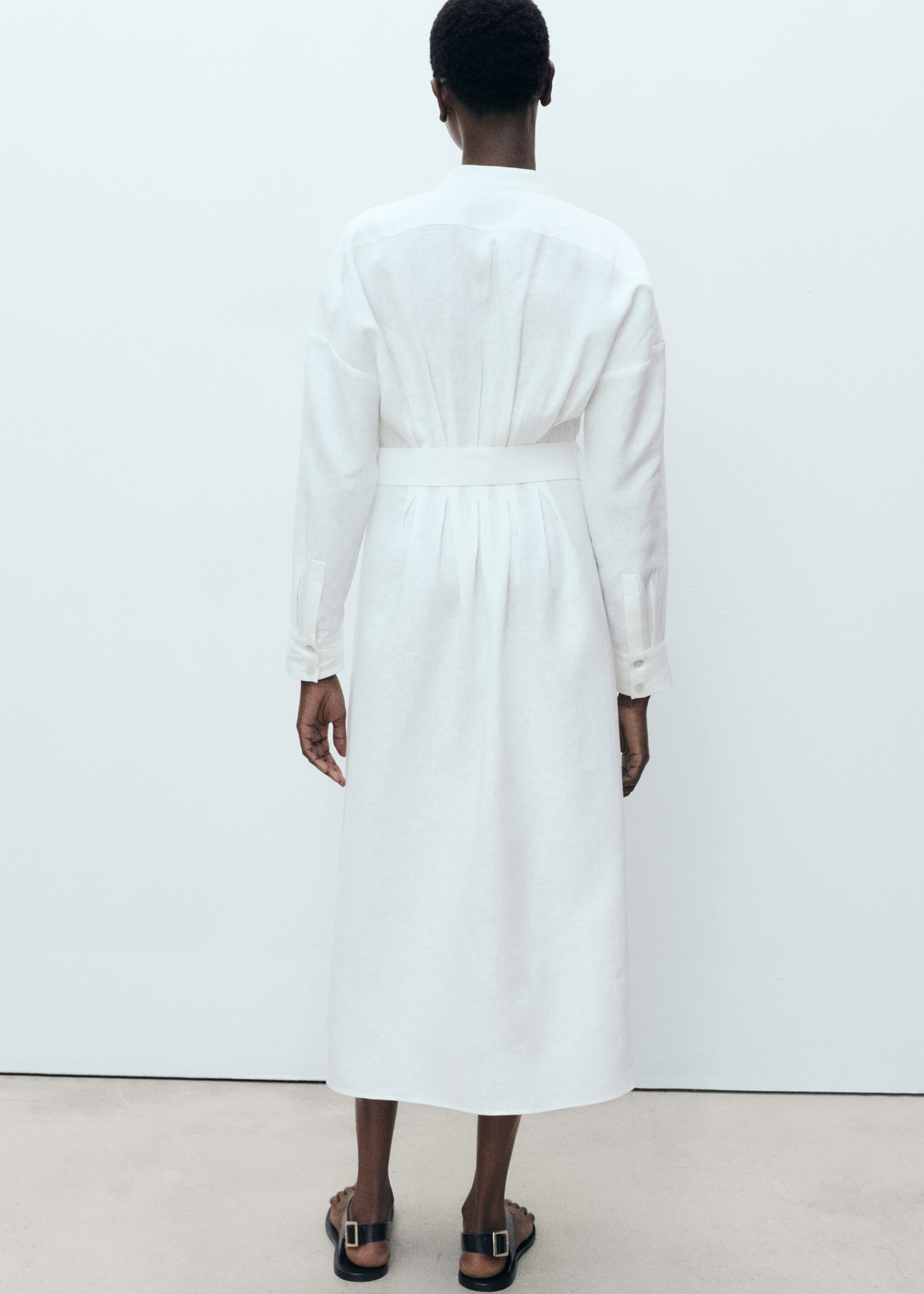 Hemdblusenkleid aus Leinen mit Gürtel - Rückseite des Artikels