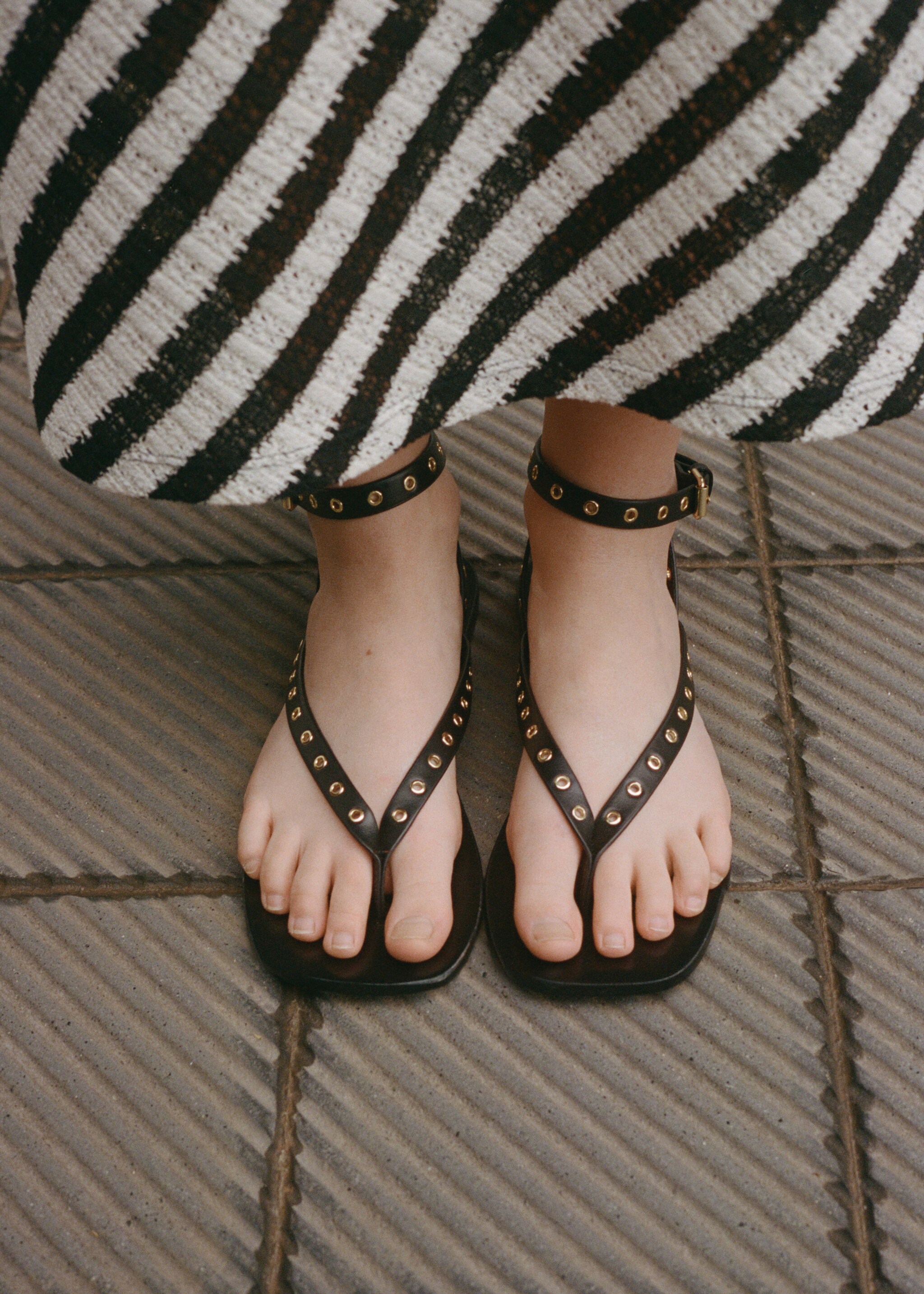 Δερμάτινα πέδιλα με λουράκια και eyelets - Λεπτομέρεια του προϊόντος 9