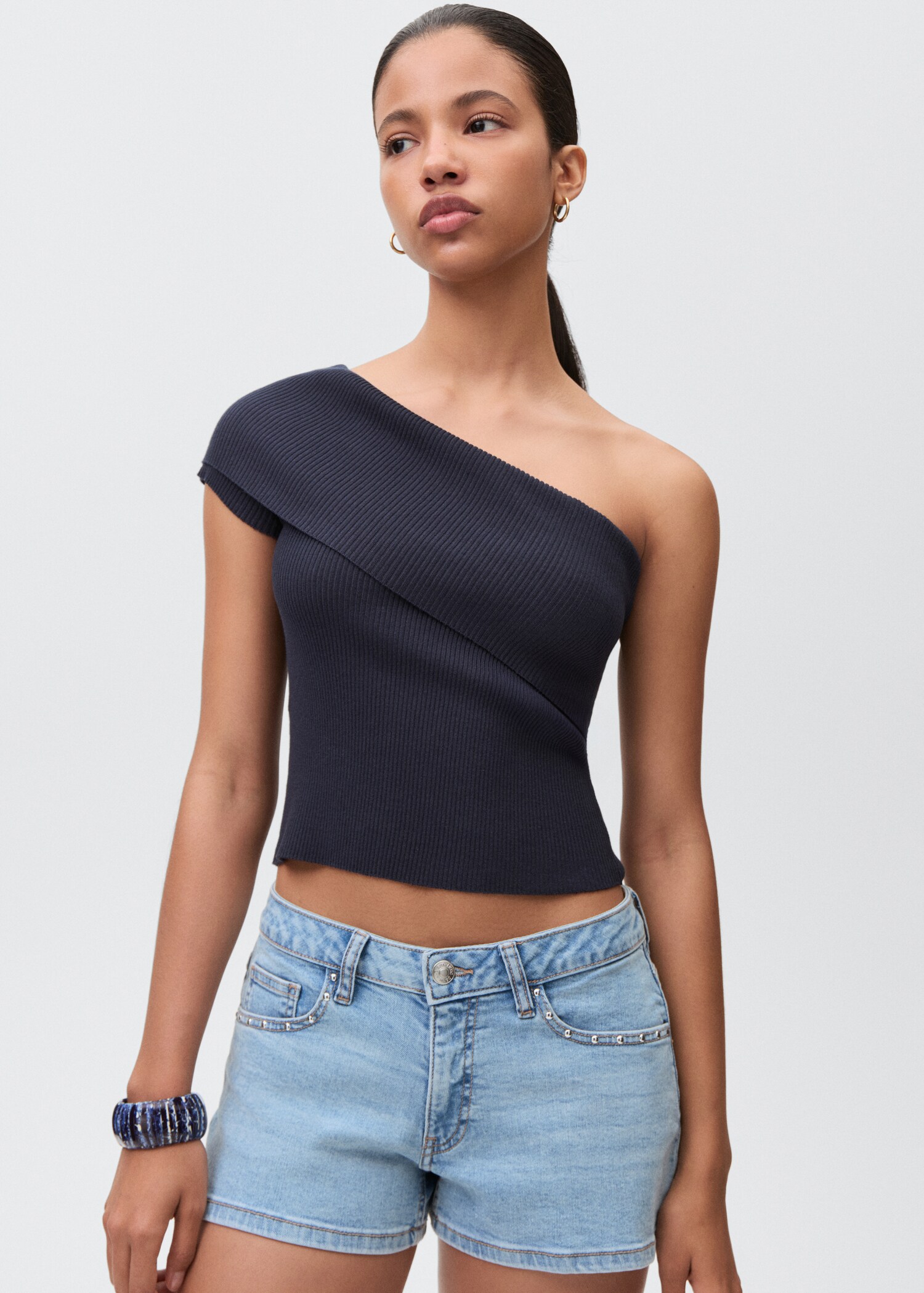 Shorts tachuelas low waist - Plano medio