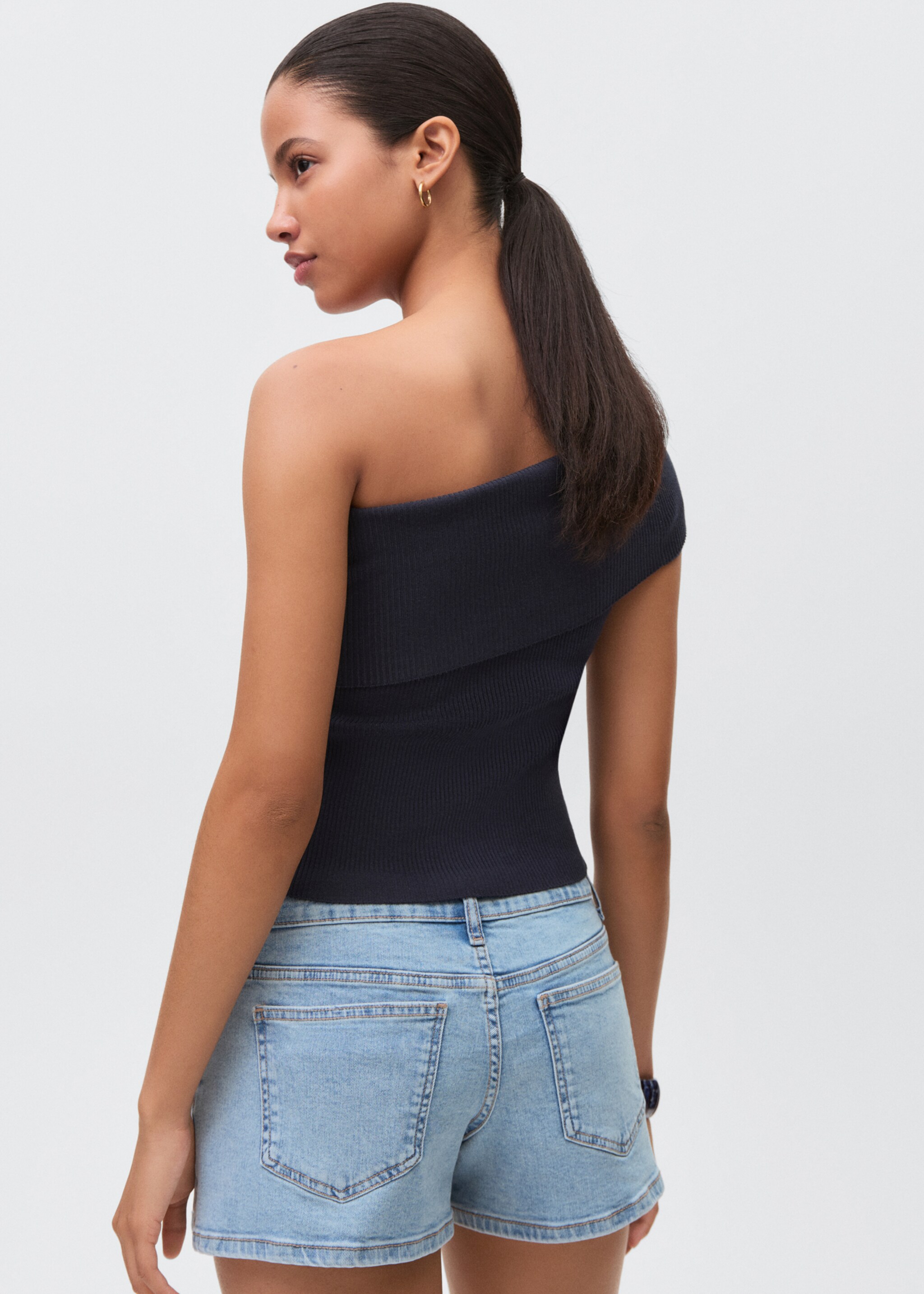 Shorts tachuelas low waist - Reverso del artículo