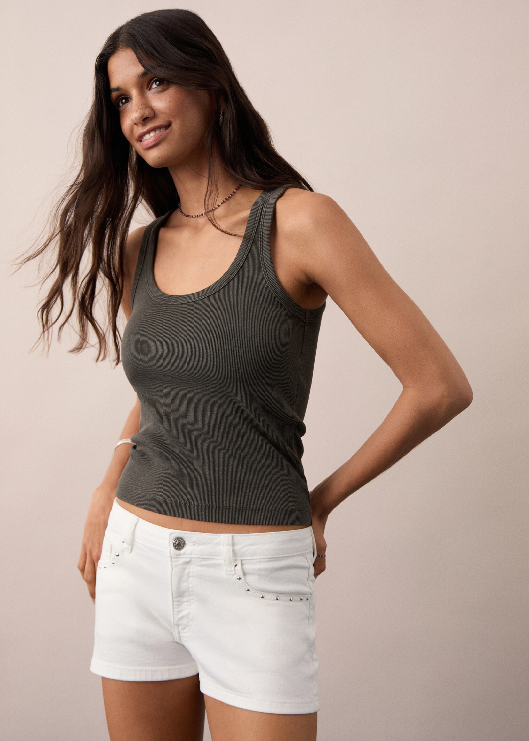 Shorts tachuelas low waist - Plano medio
