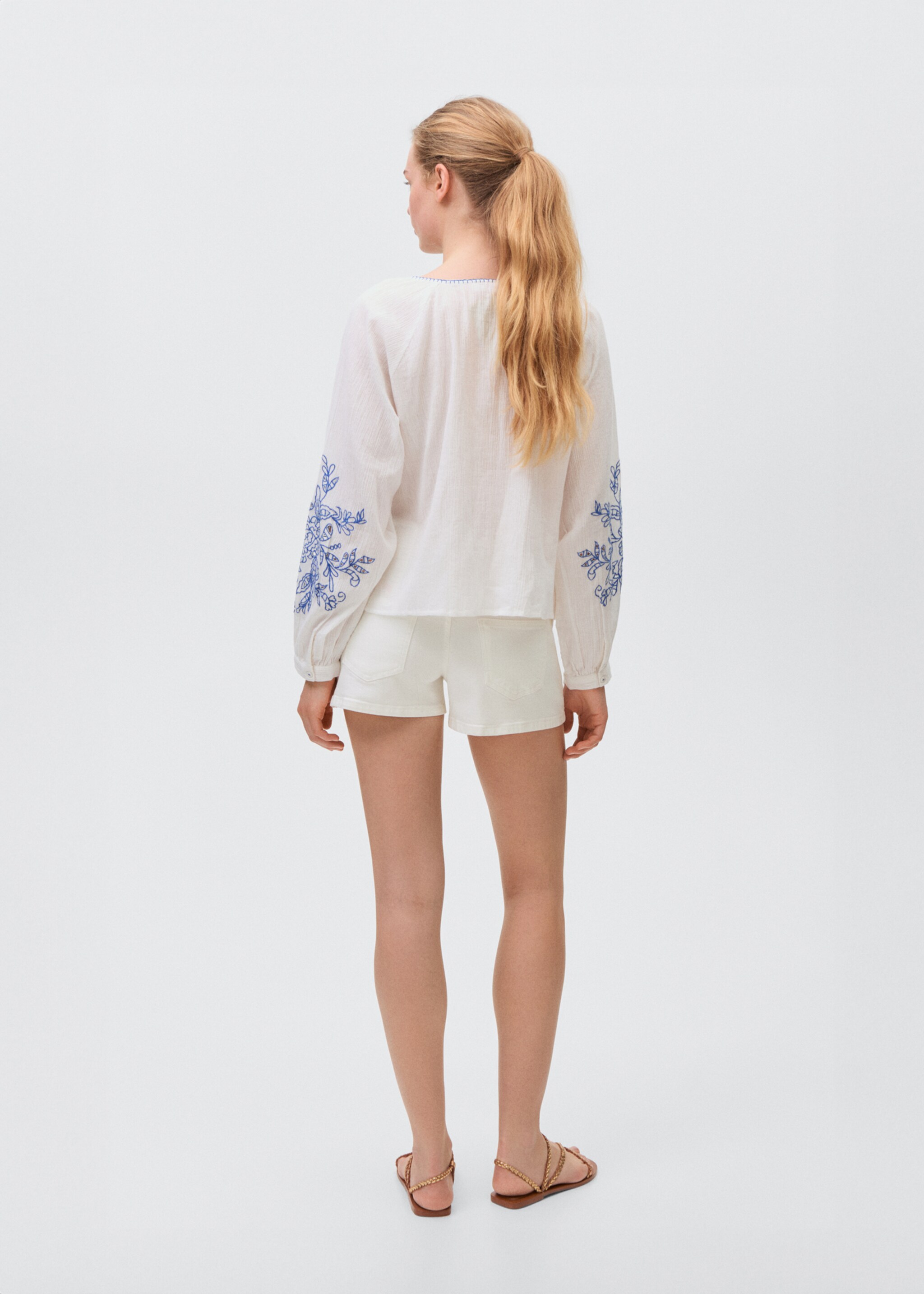 Shorts tachuelas low waist - Reverso del artículo