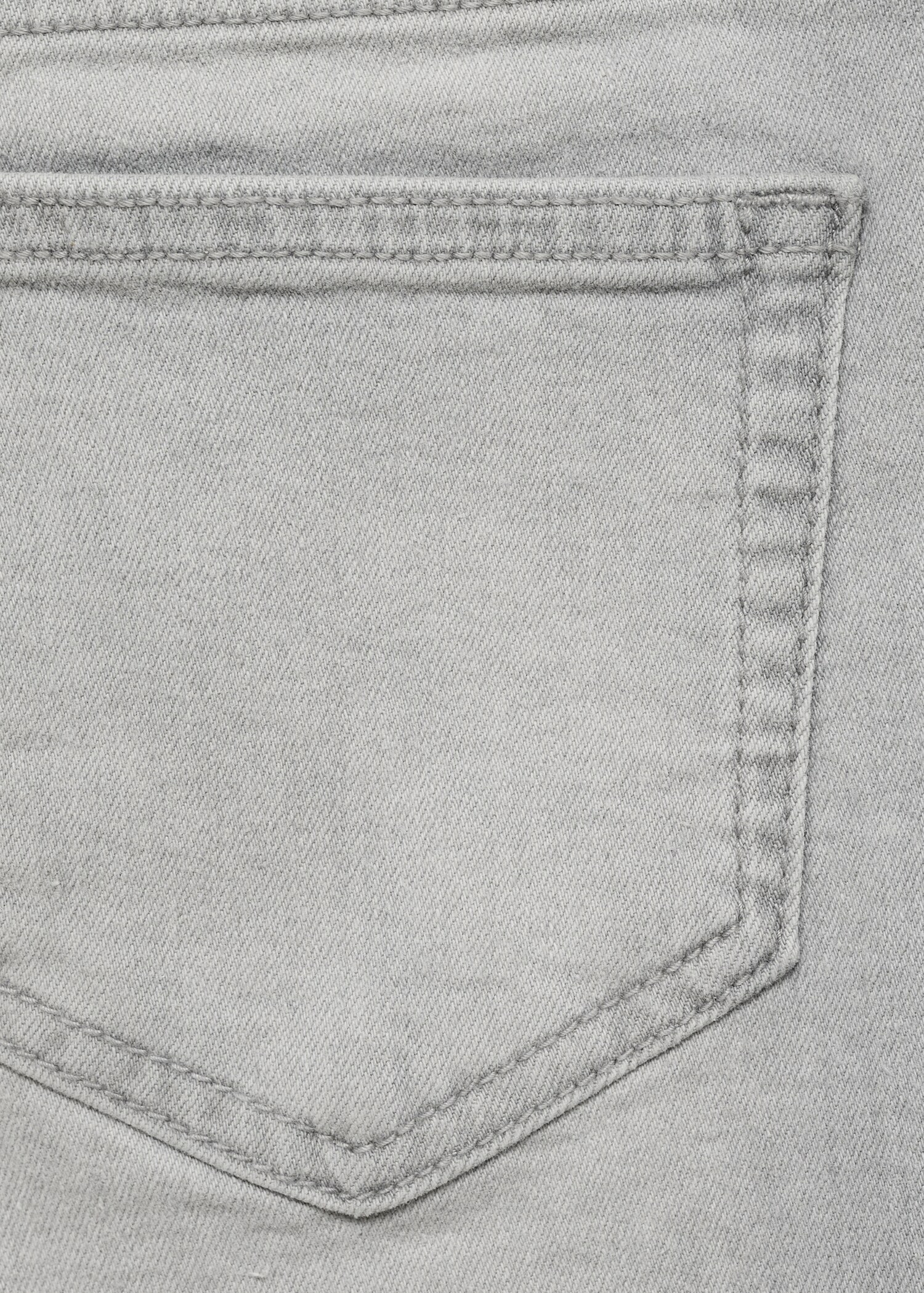 Denim shorts with frayed hem - Details of the article 0