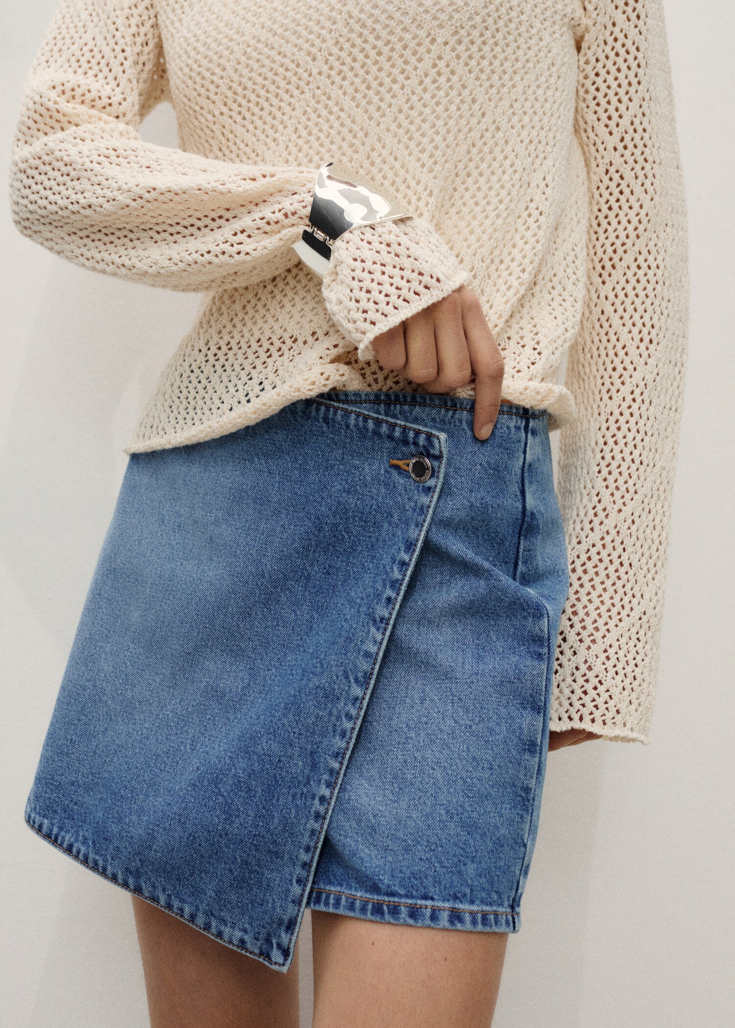 Jupe short en jean croisée - Plan moyen