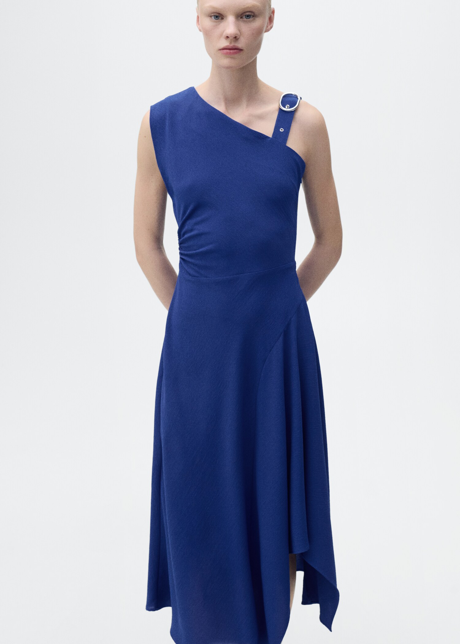 Robe asymétrique à bretelles et boucle - Plan moyen