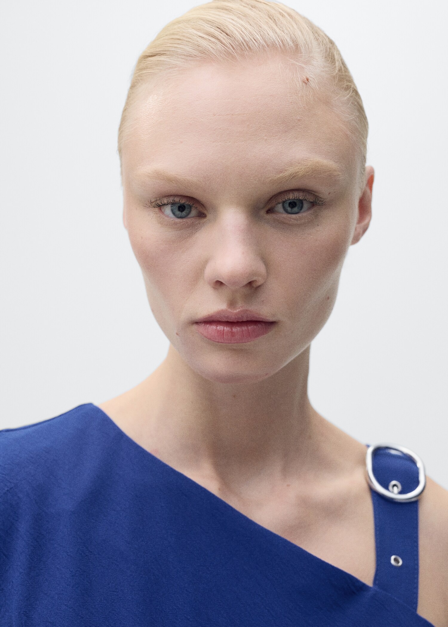 Robe asymétrique à bretelles et boucle - Détail de l'article 1
