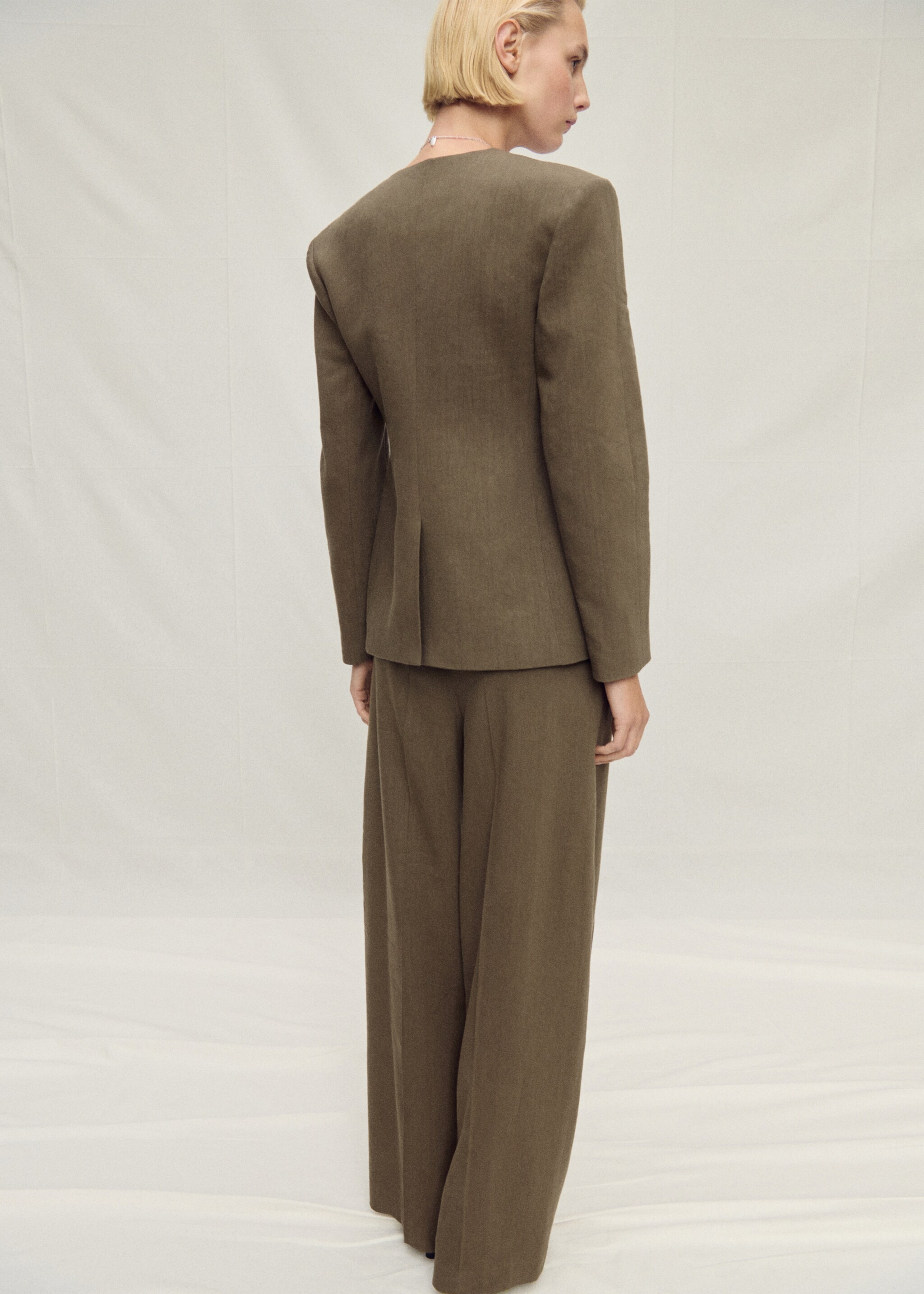 Seamless linen suit trousers - Reverse of the article