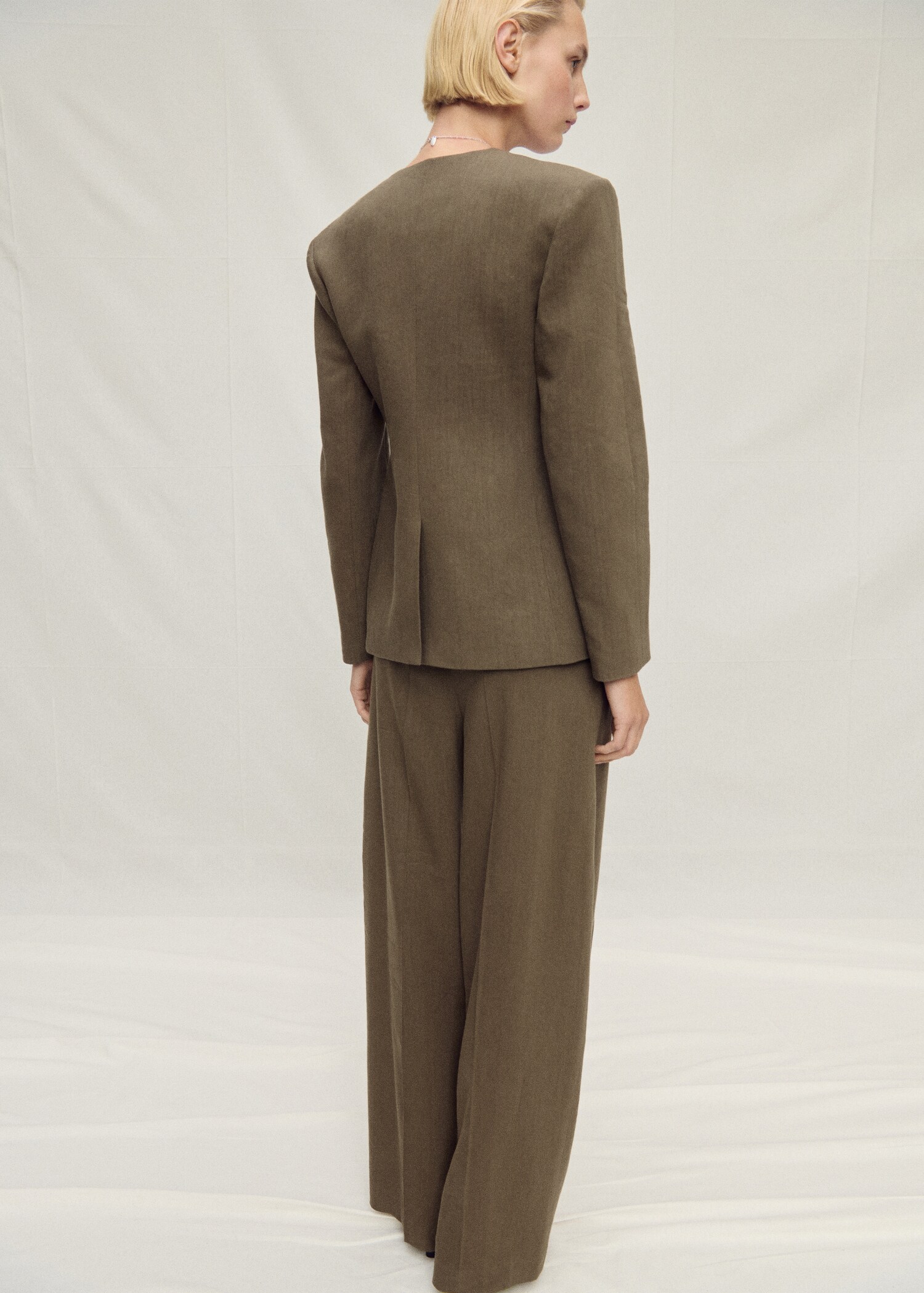 Seamless linen suit trousers - Reverse of the article