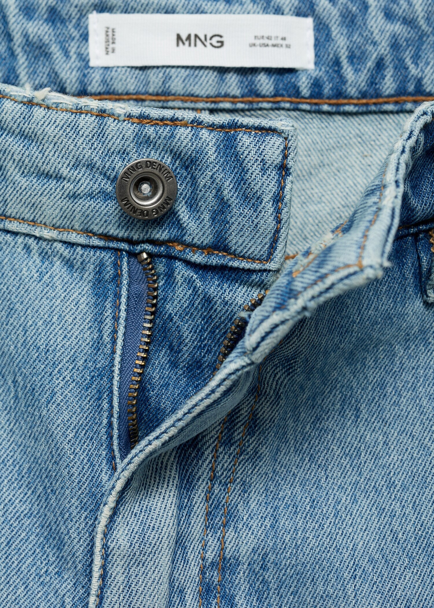 Denim bermuda shorts with washed effect - Details of the article 0