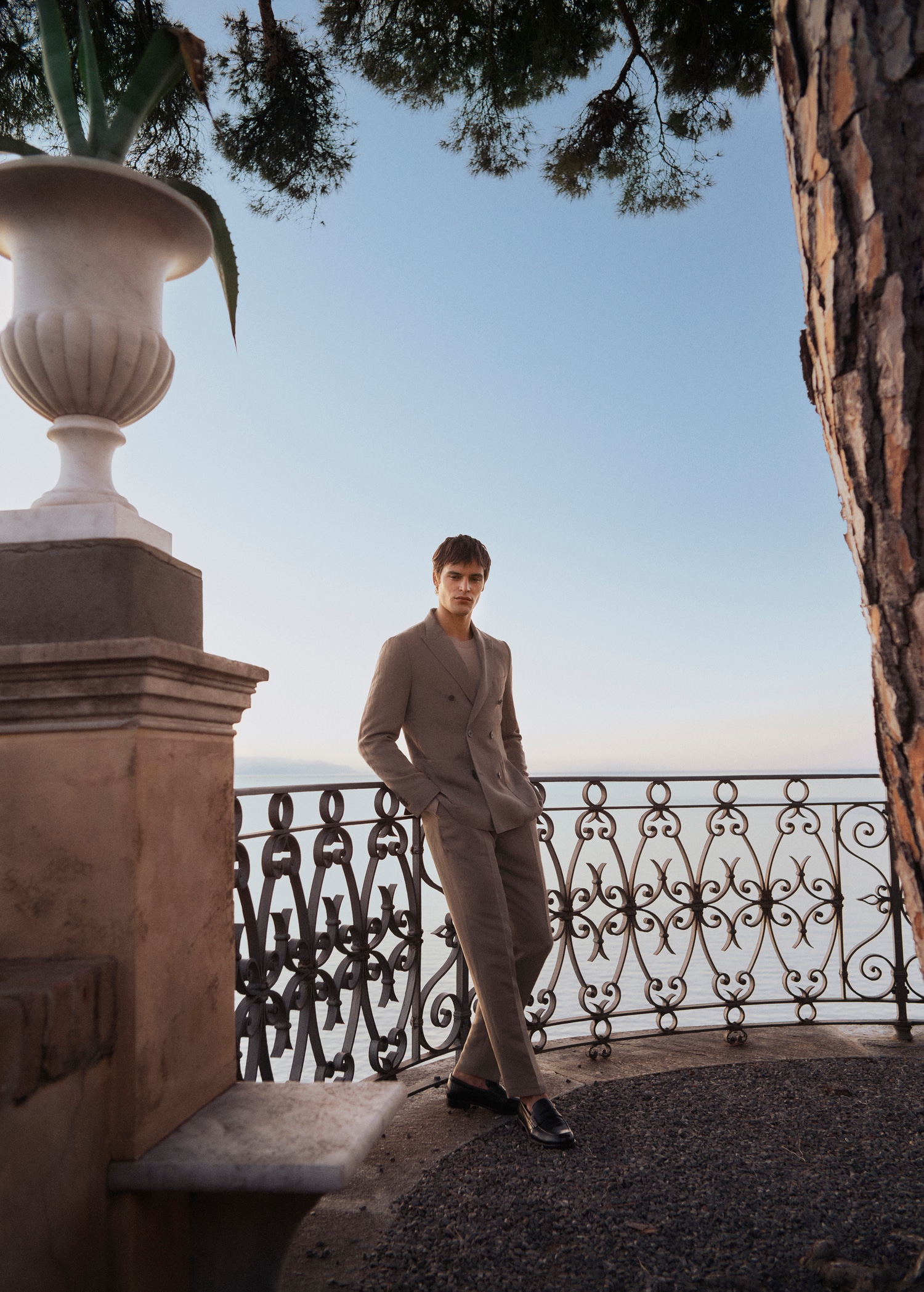 Slim-fit linen-blend pleated pants - Details of the article 5