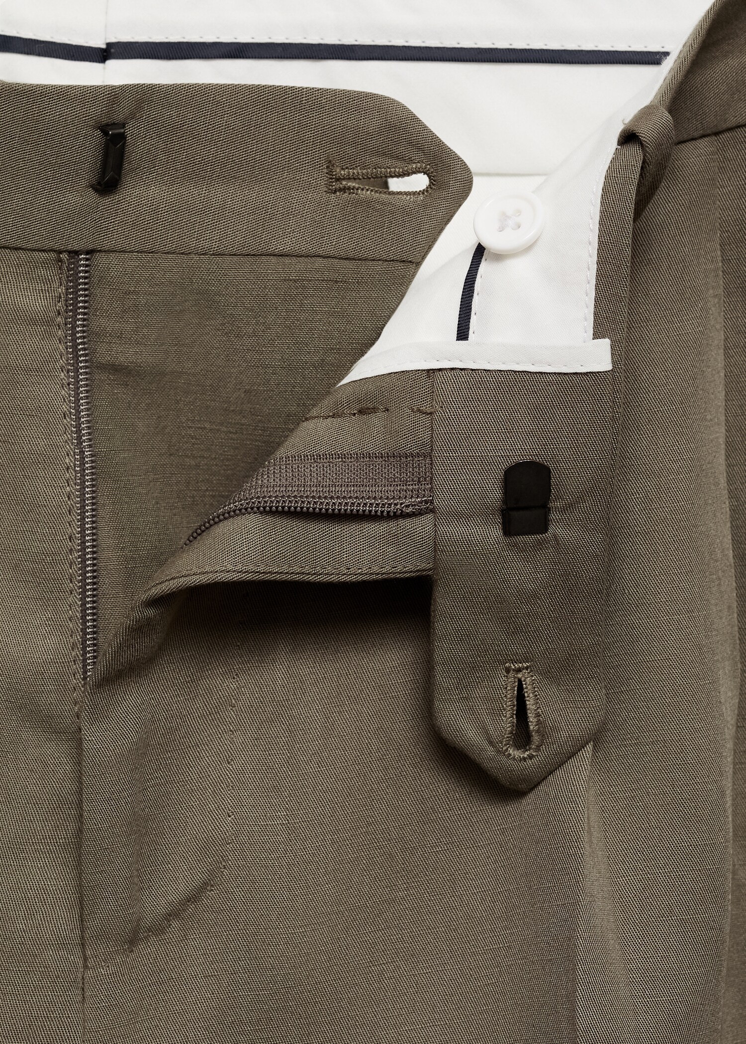 Slim-fit linen-blend pleated pants - Details of the article 8