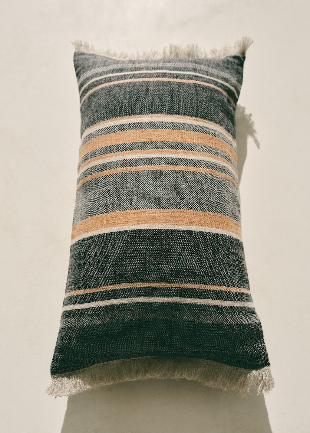 Linen cushion cover with stripes and fringes 30x50 cm