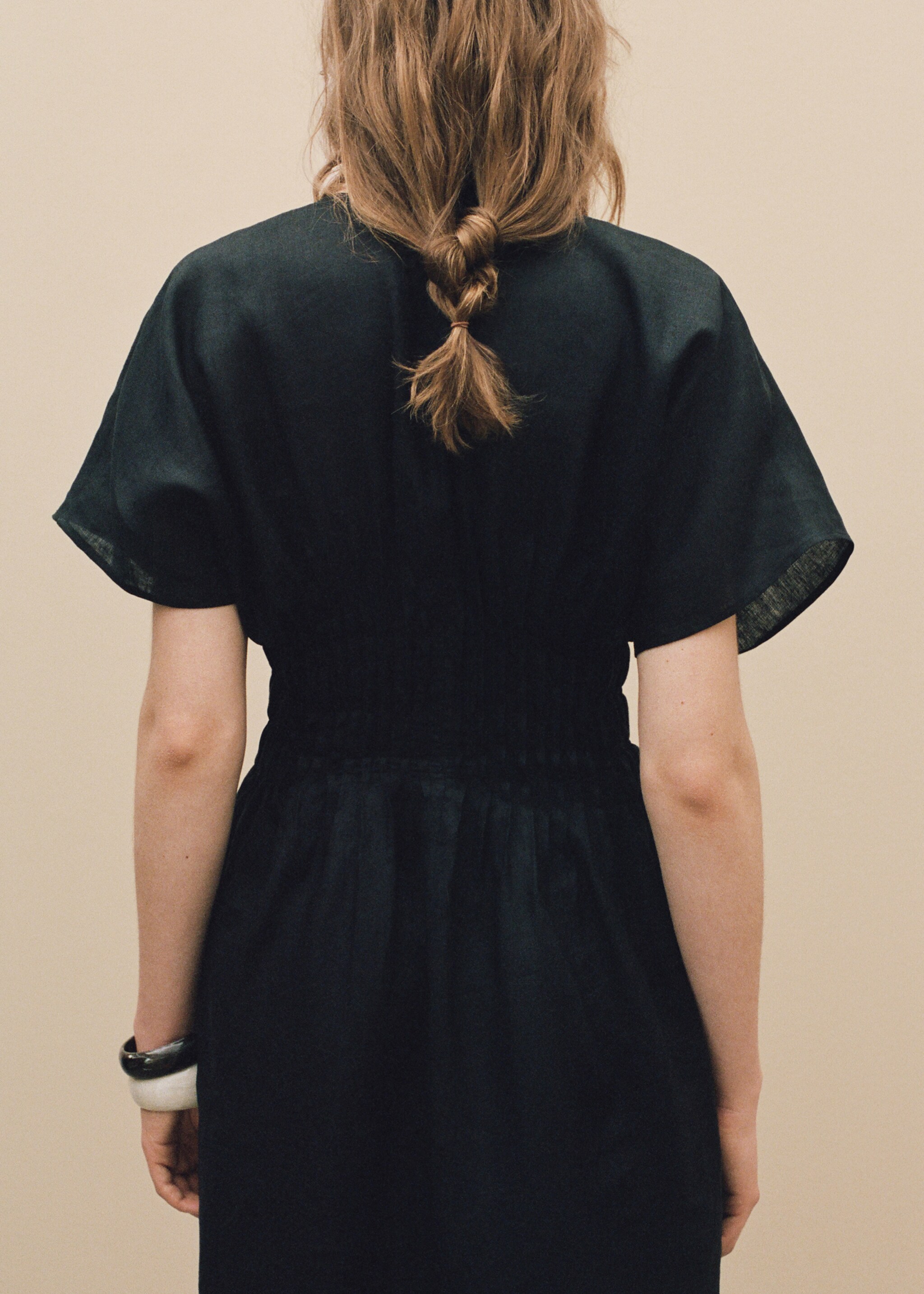 Langes Leinenkleid mit gerafftem Einsatz - Detail des Artikels 9
