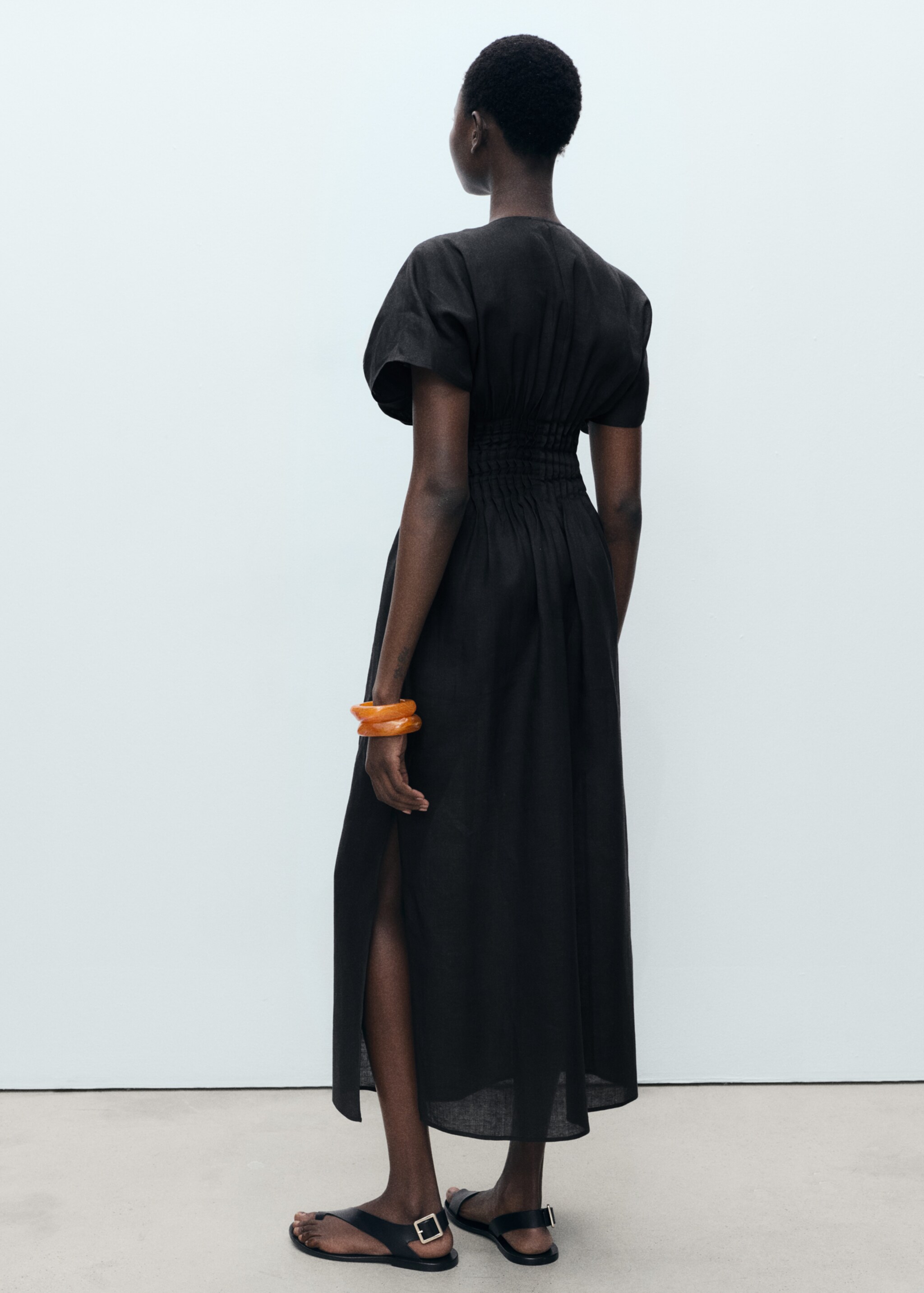 Langes Leinenkleid mit gerafftem Einsatz - Rückseite des Artikels