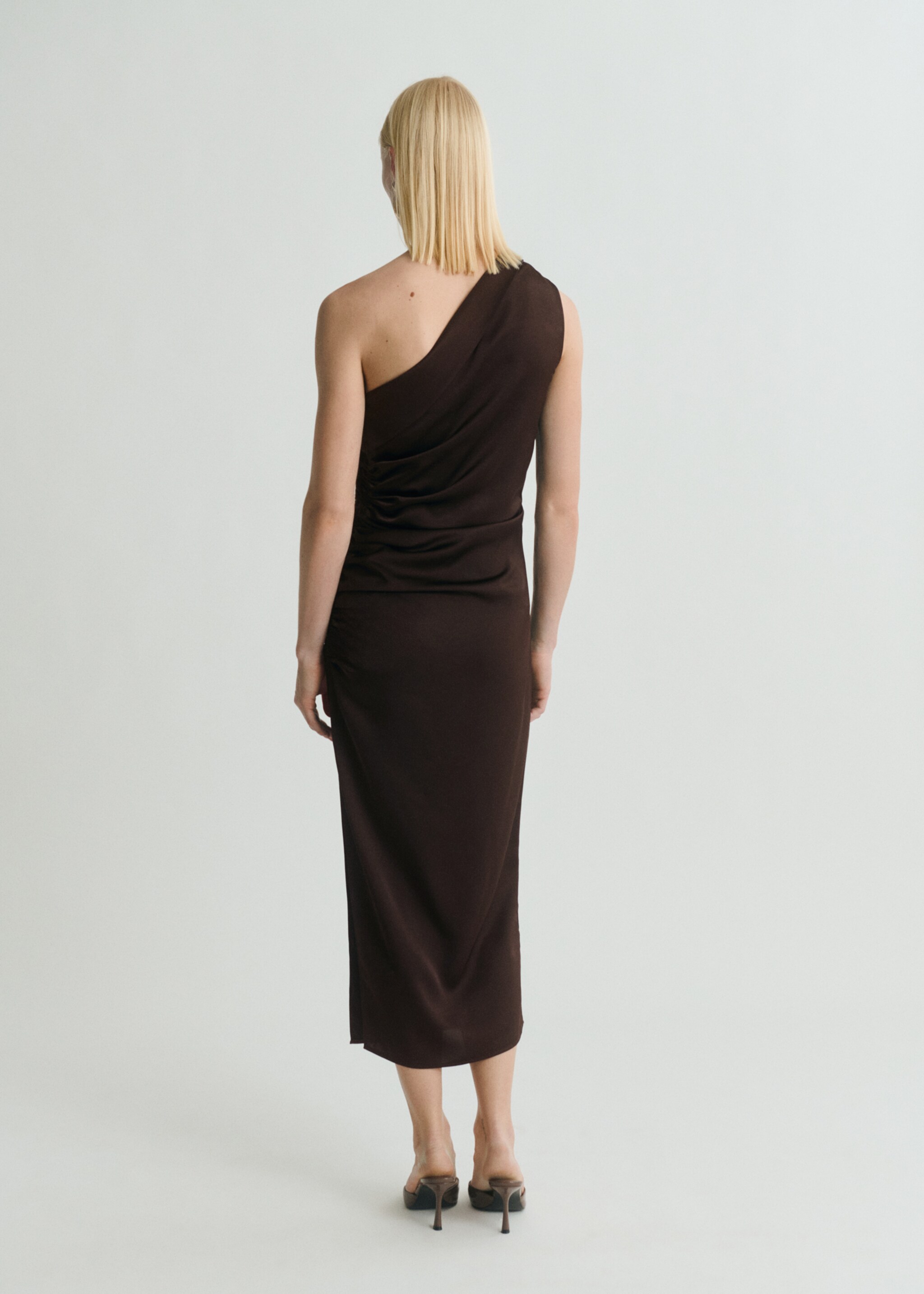 Vestido asimétrico satinado fruncido lateral - Reverso del artículo
