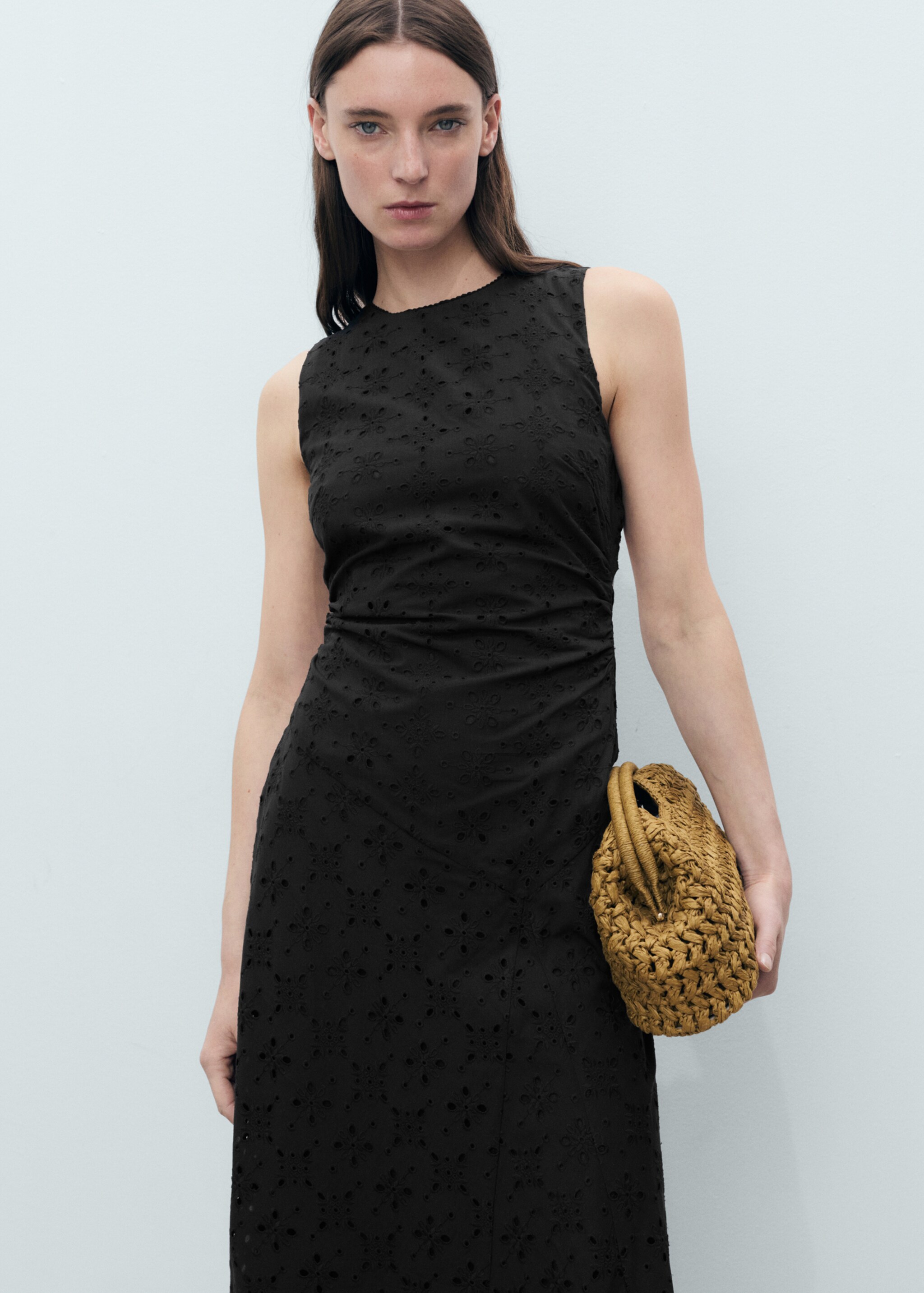 Vestido midi motivos bordados calados - Plano medio