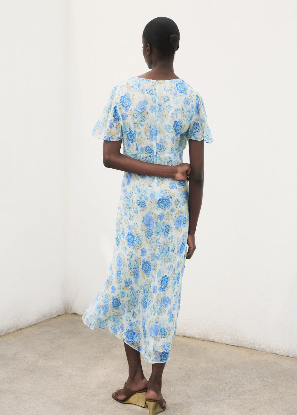 Short-sleeved floral midi dress