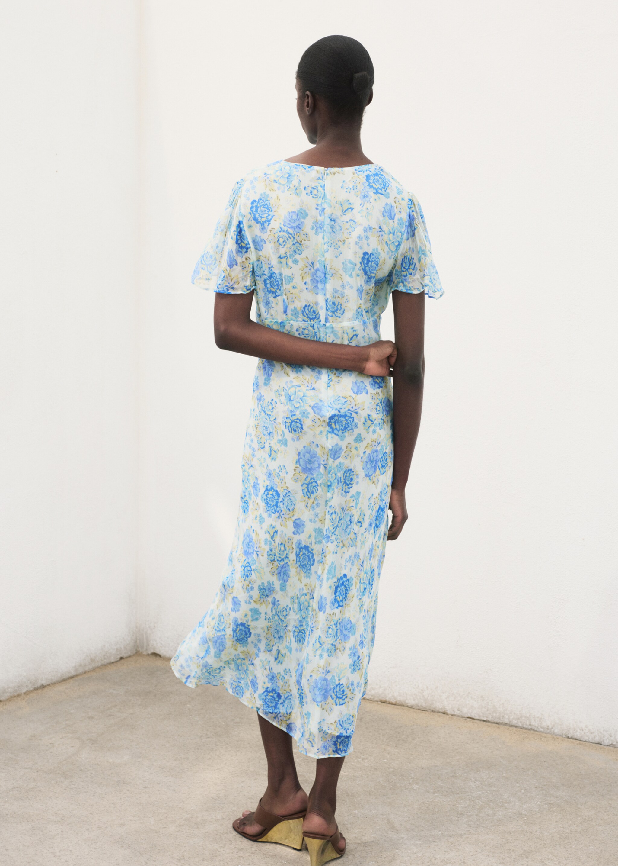 Short-sleeved floral midi dress - Reverse of the article