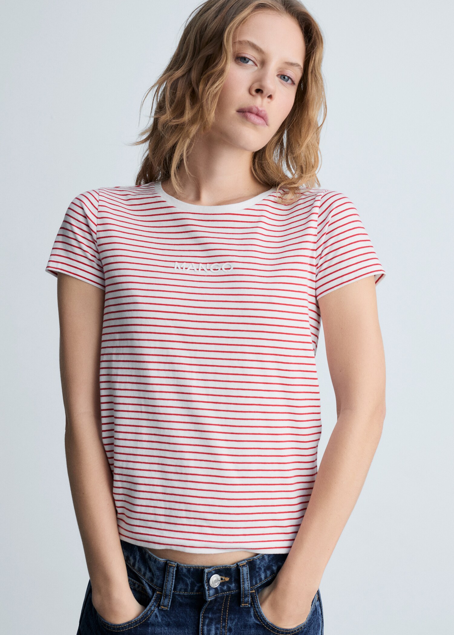 Camiseta rayas logo - Plano medio