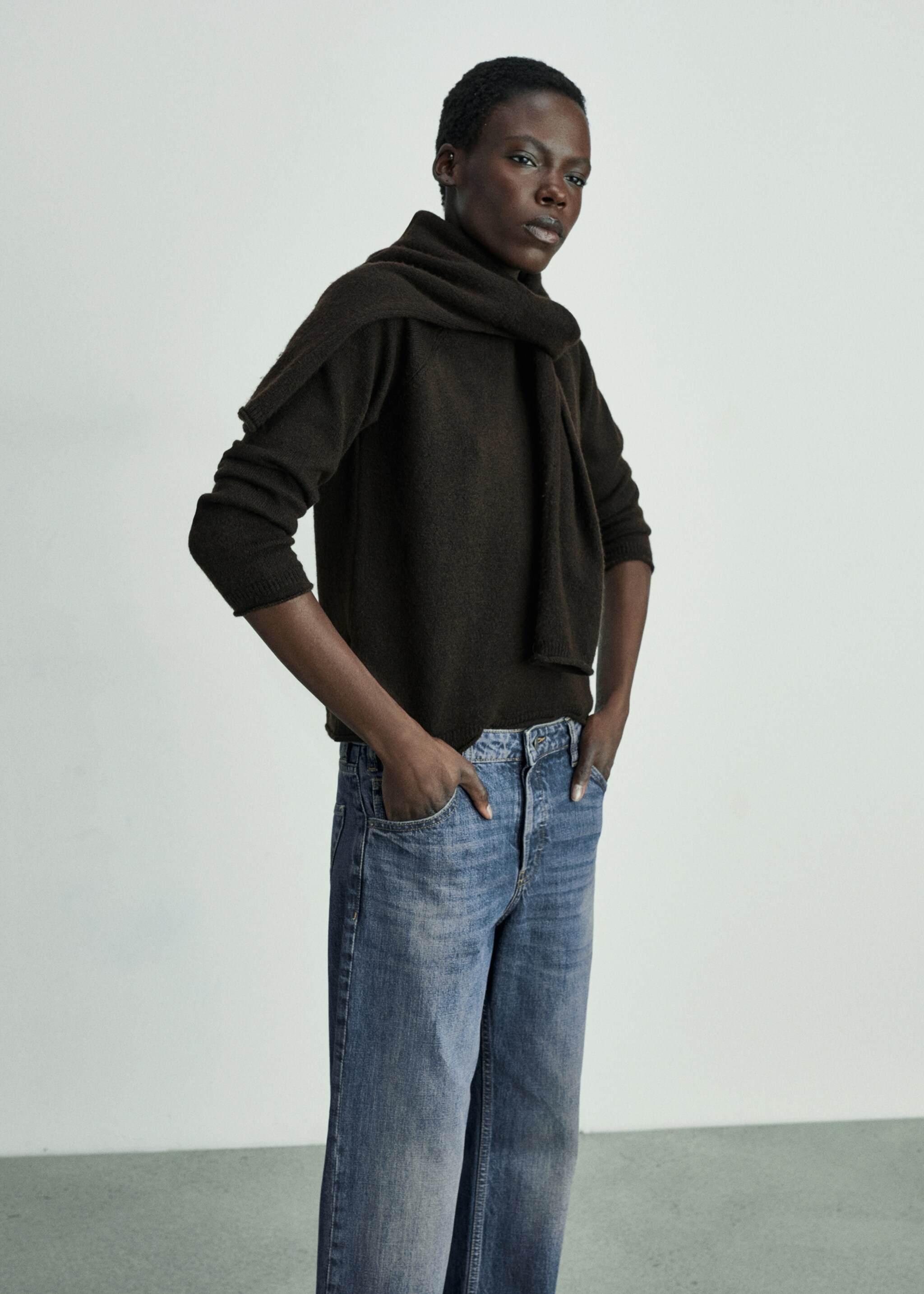Mid-rise straight jeans - Details of the article 1