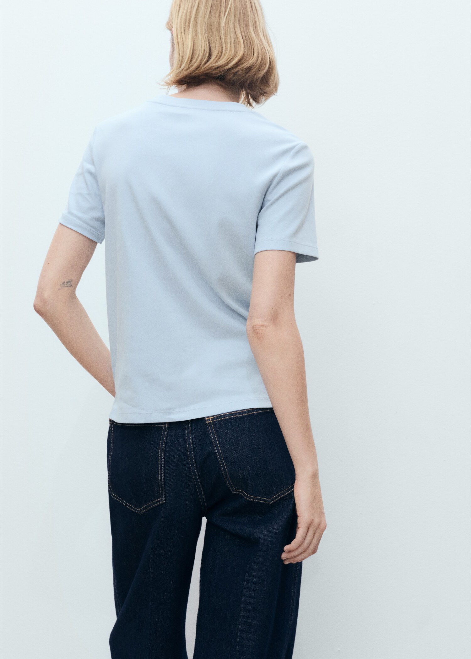 Short-sleeved cotton t-shirt - Reverse of the article