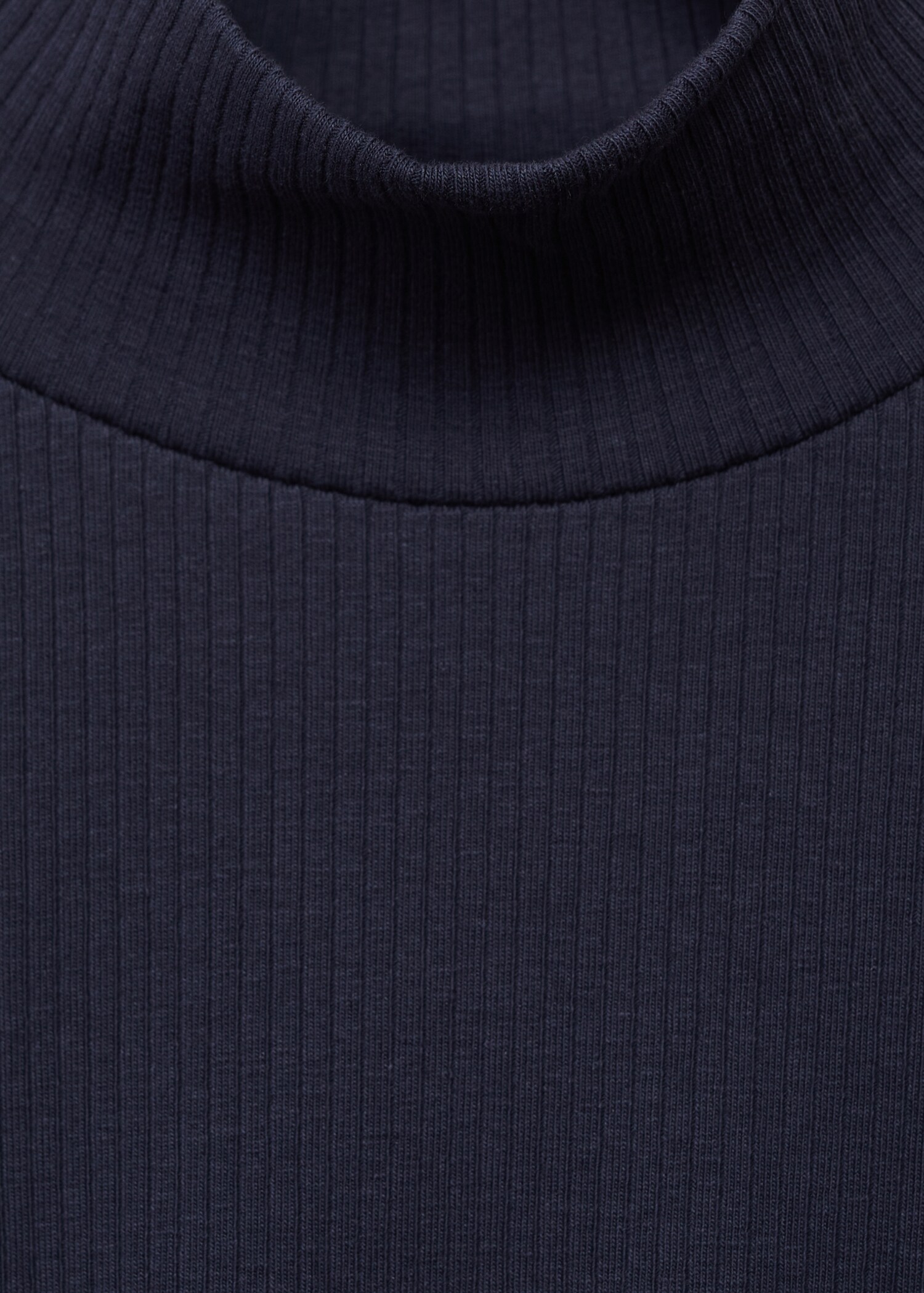 Geripptes T-Shirt mit hohem Kragen - Detail des Artikels 8