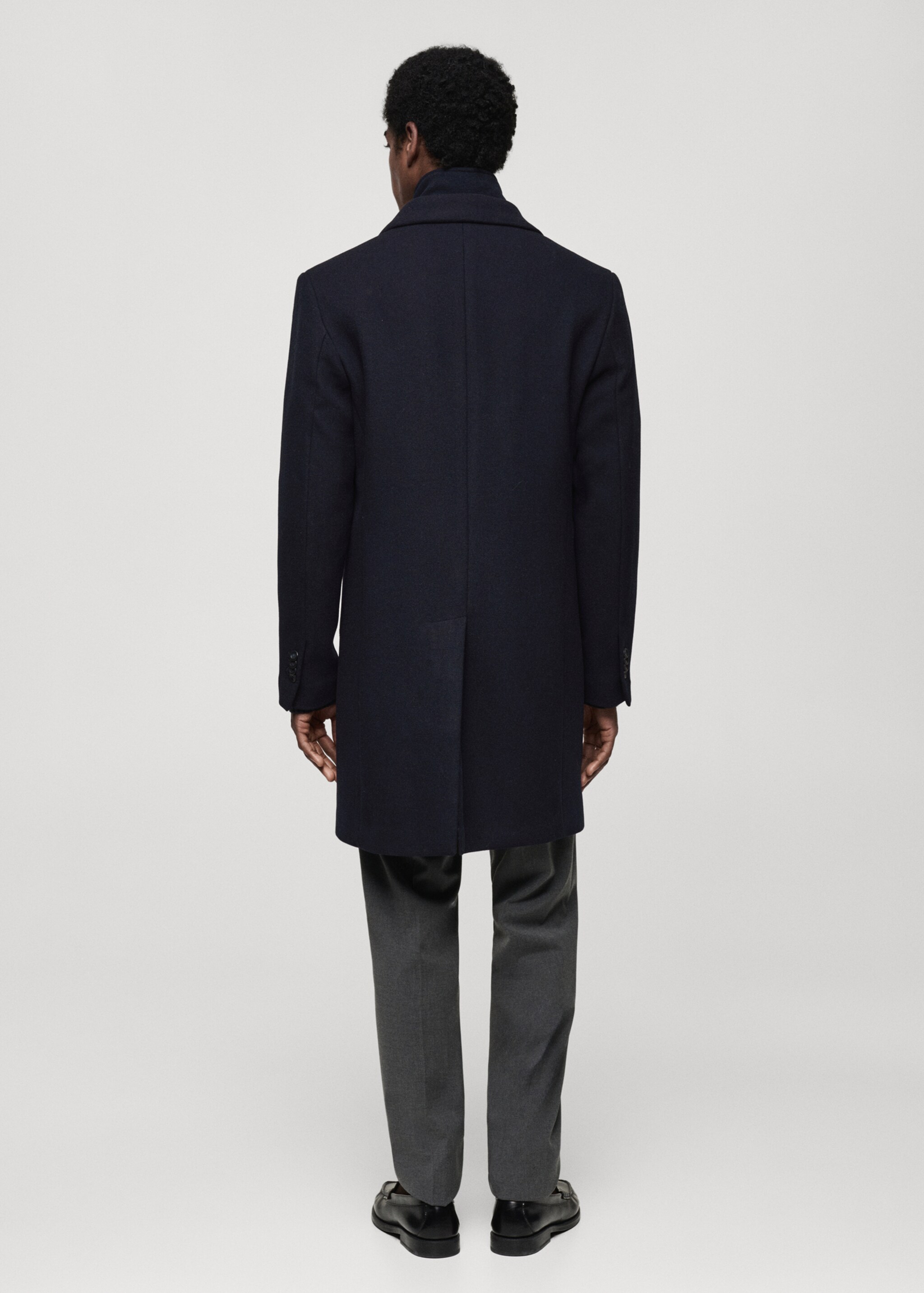 Wool coat with detachable collar - Reverse of the article