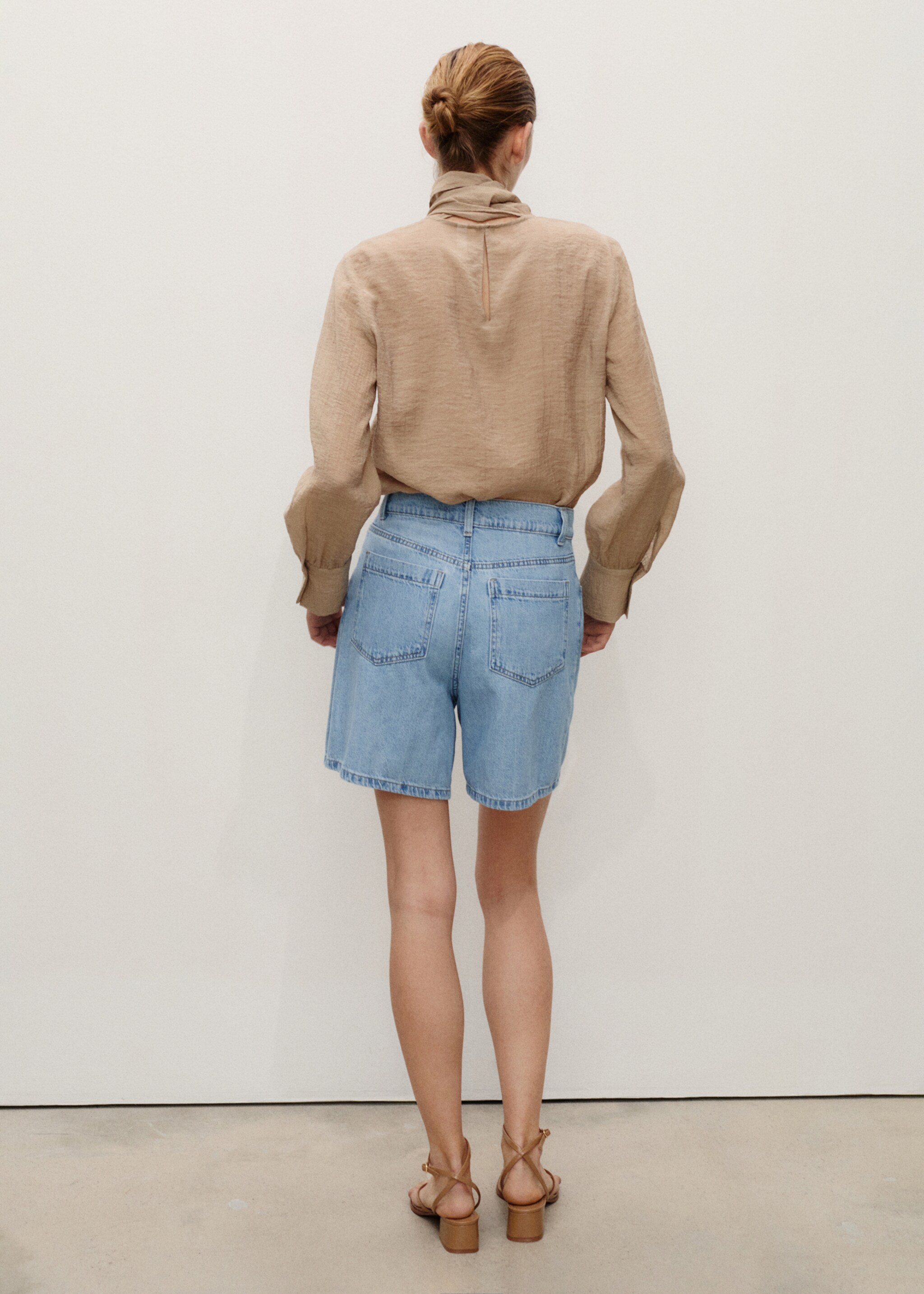 Bermudas denim tiro alto pinzas - Reverso del artículo