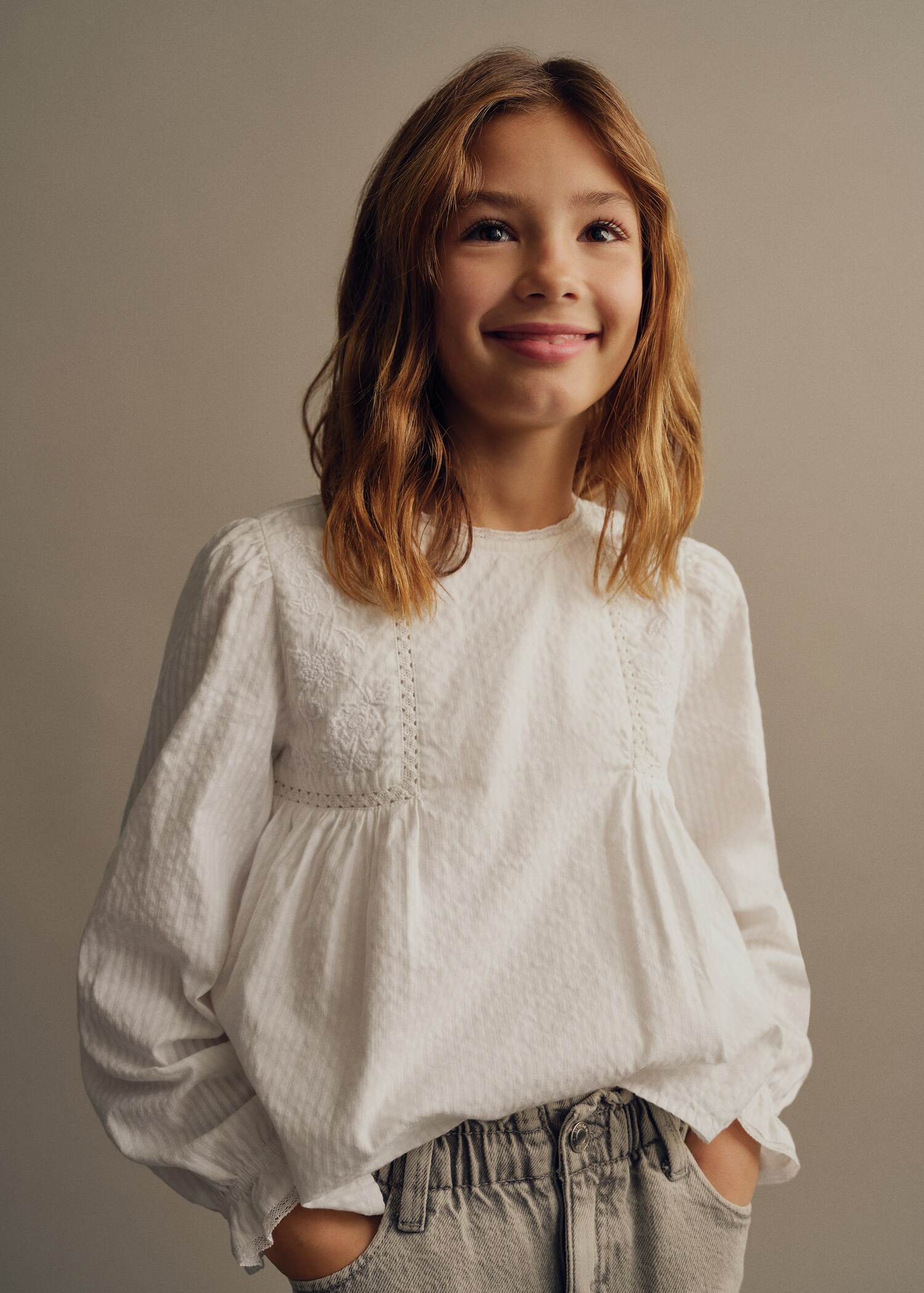 Bluse mit Stickverzierungen - Mittlere Ansicht