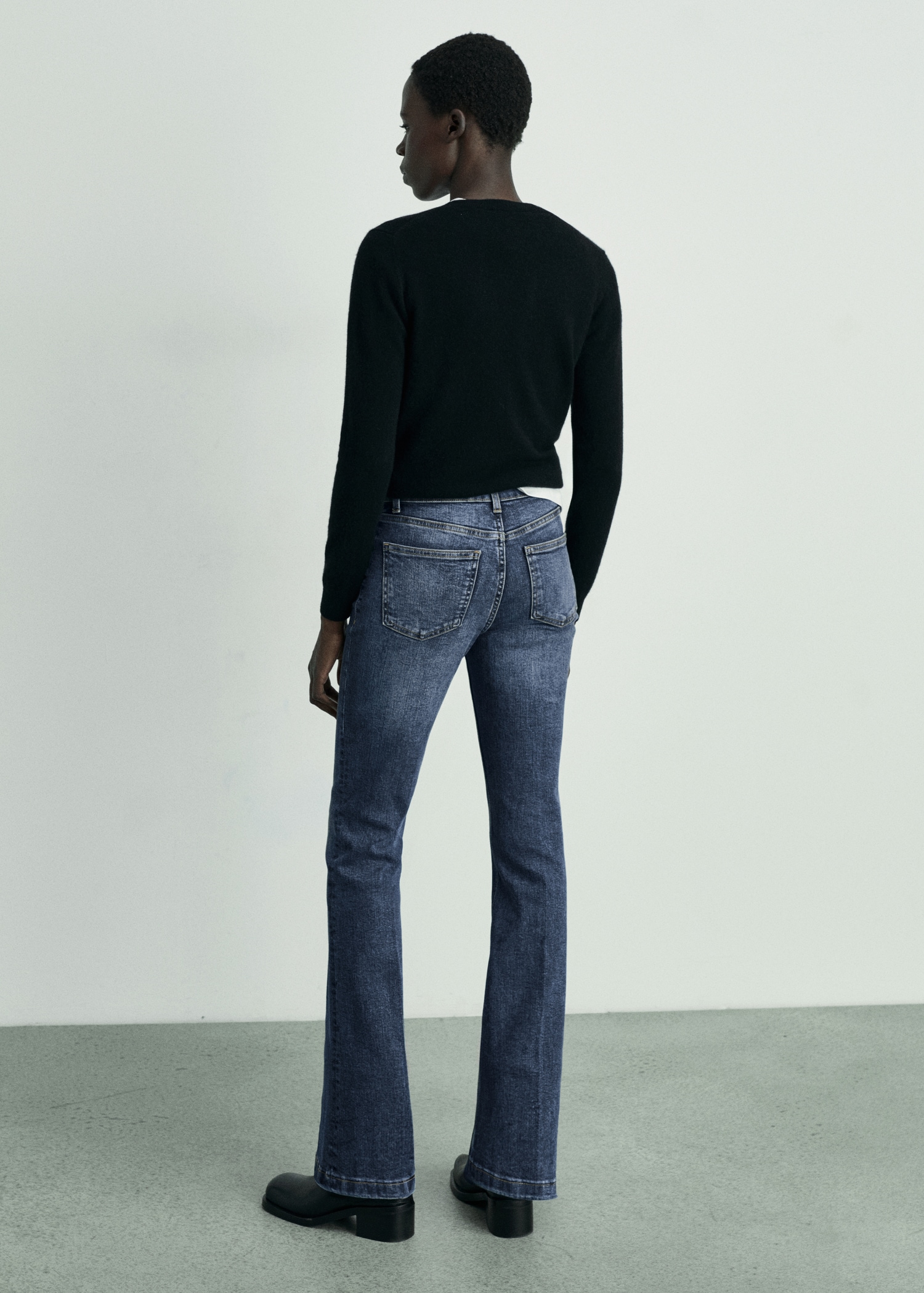 Low-rise flared jeans - Women | MANGO USA