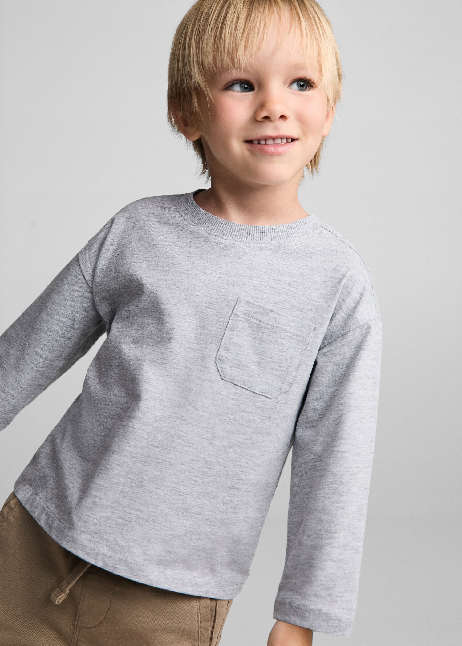 T-shirt poche plaquée - Plan moyen