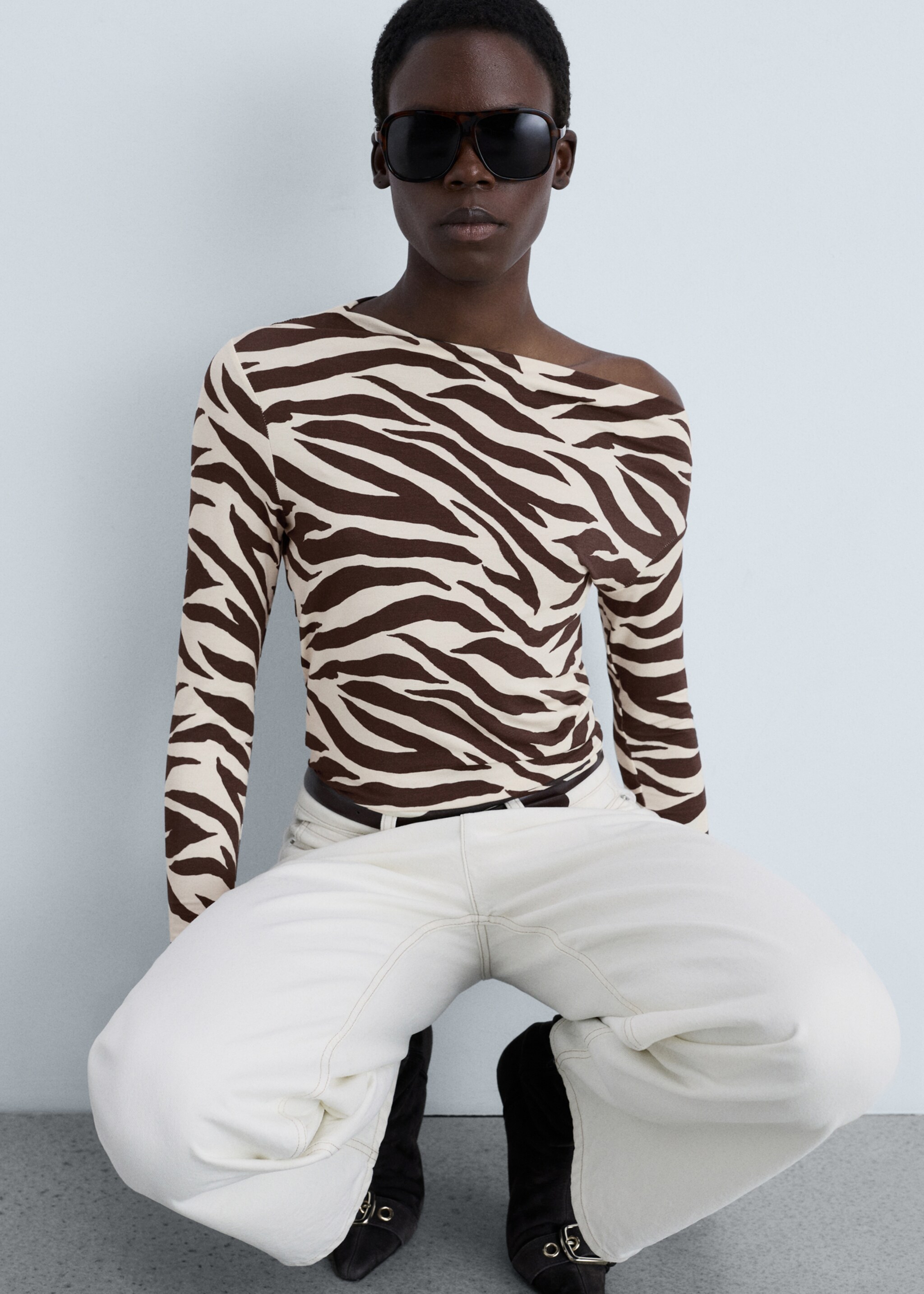 Zebra-print asymmetrical-neck t-shirt - Details of the article 2
