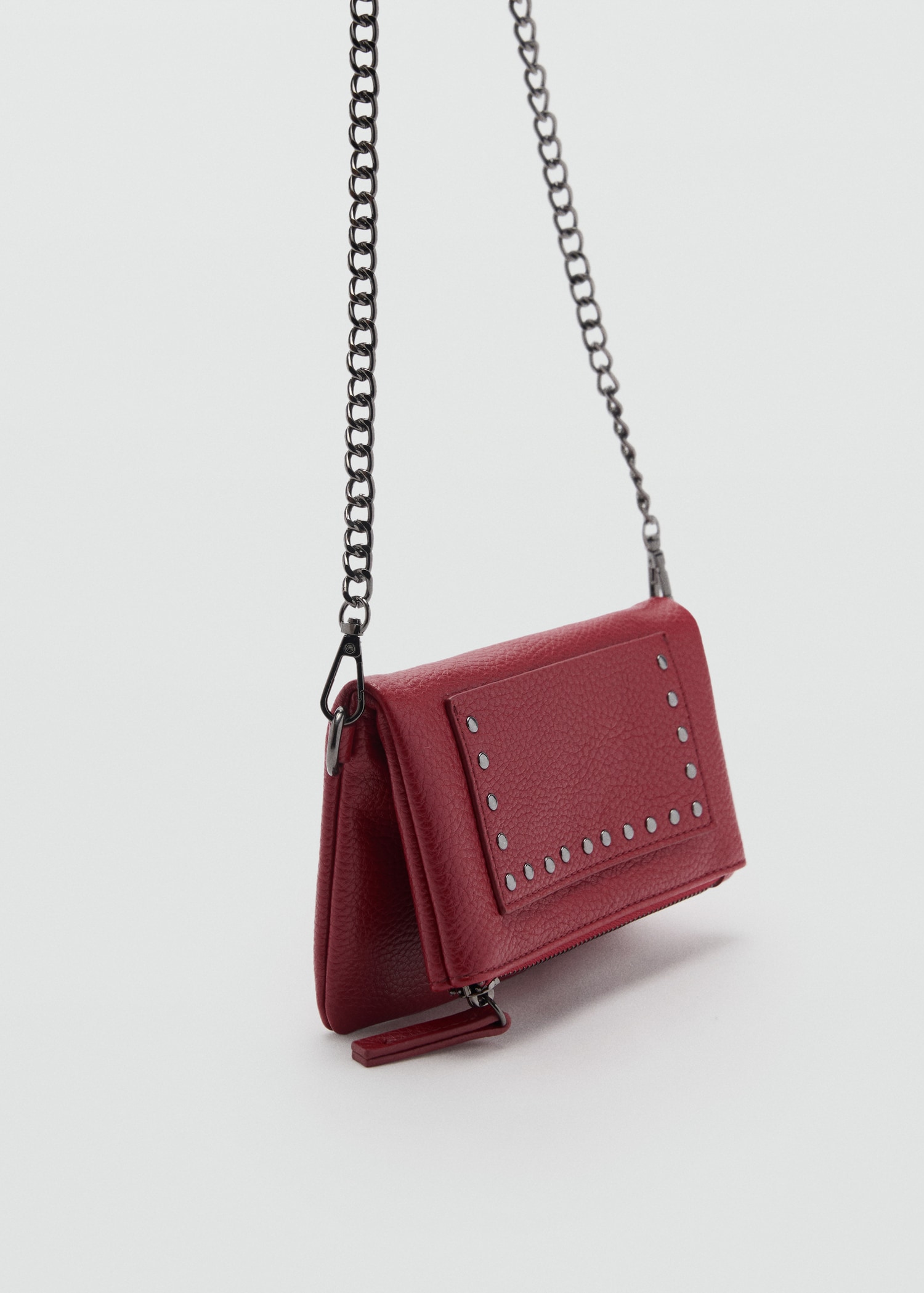 Bolso sobre cadena - Plano medio