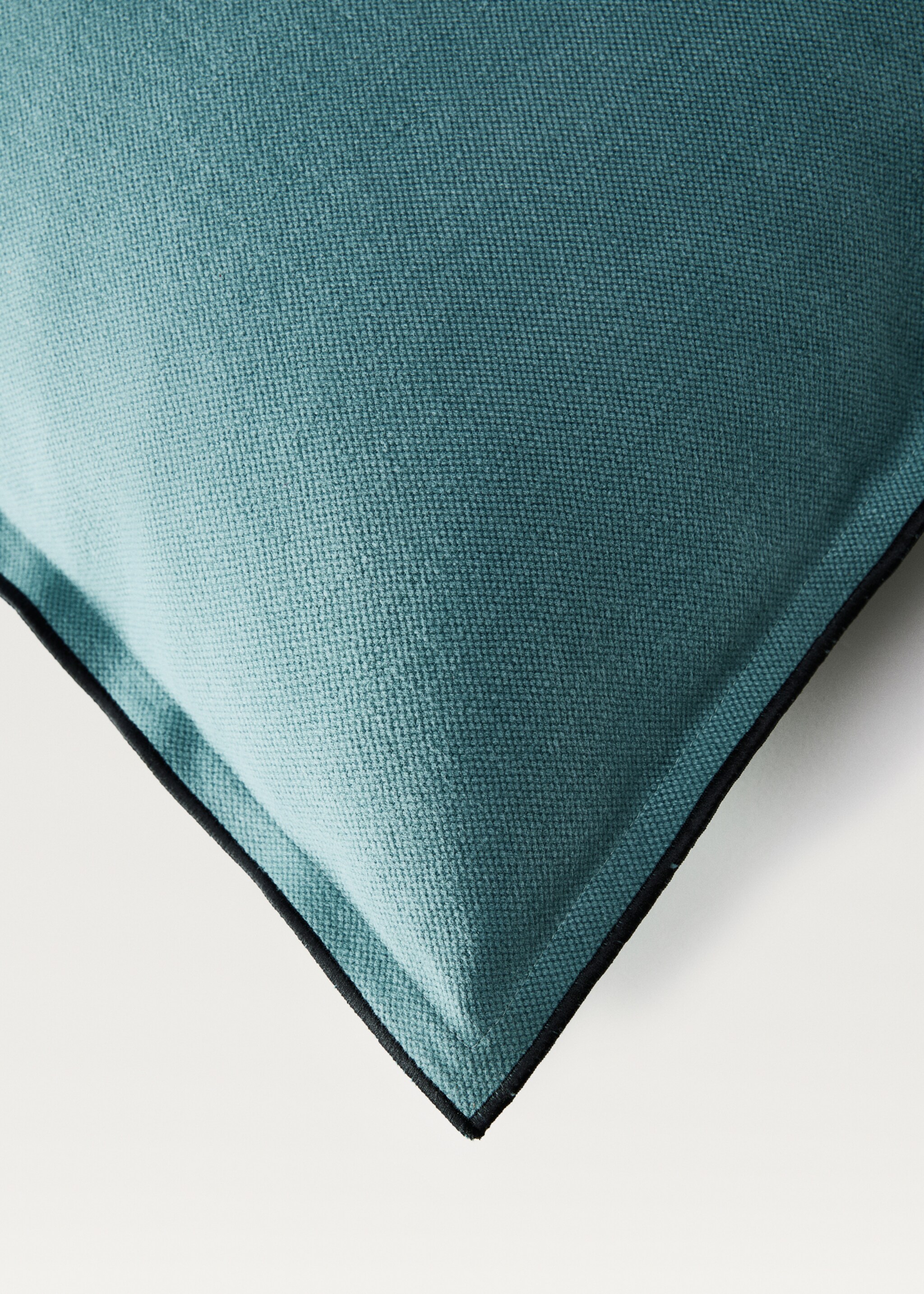 Cotton-linen cushion cover with overlock 50x50 cm - Details of the article 2