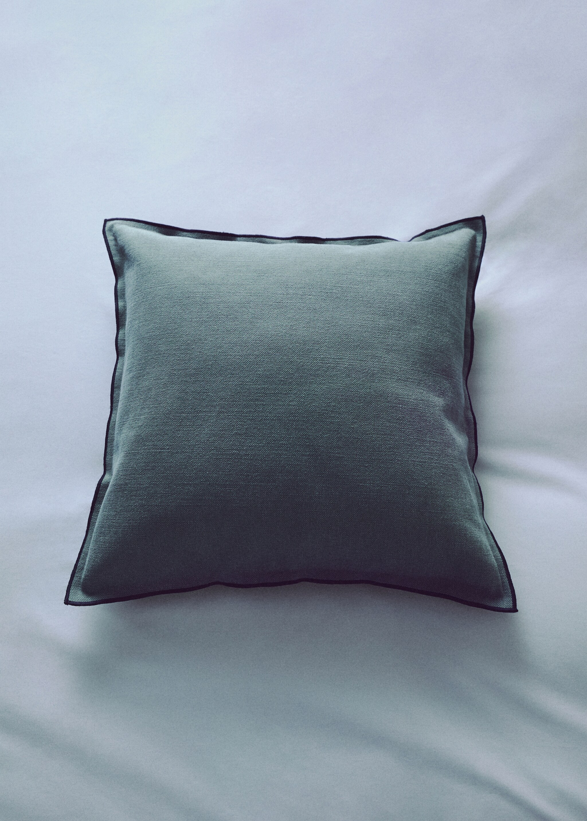 Cotton-linen cushion cover with overlock 50x50 cm - Details of the article 6