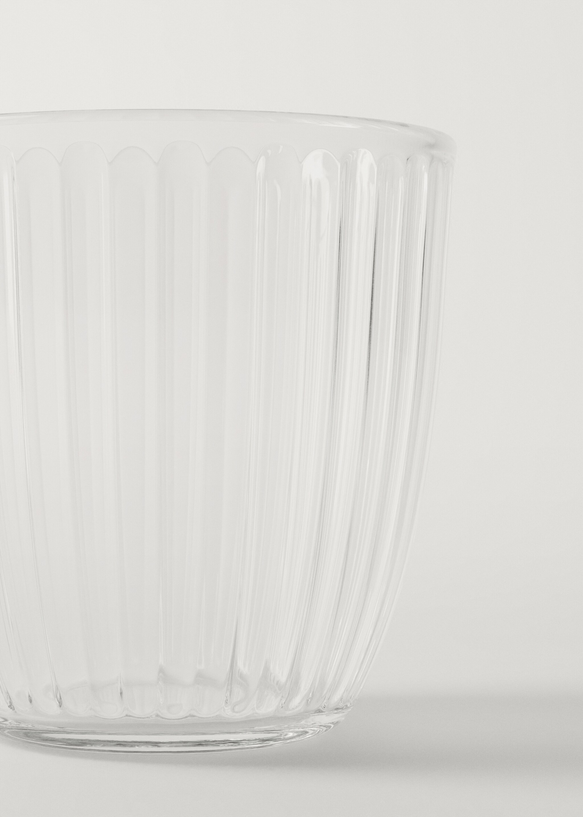 Glass with embossed detail - Details of the article 1