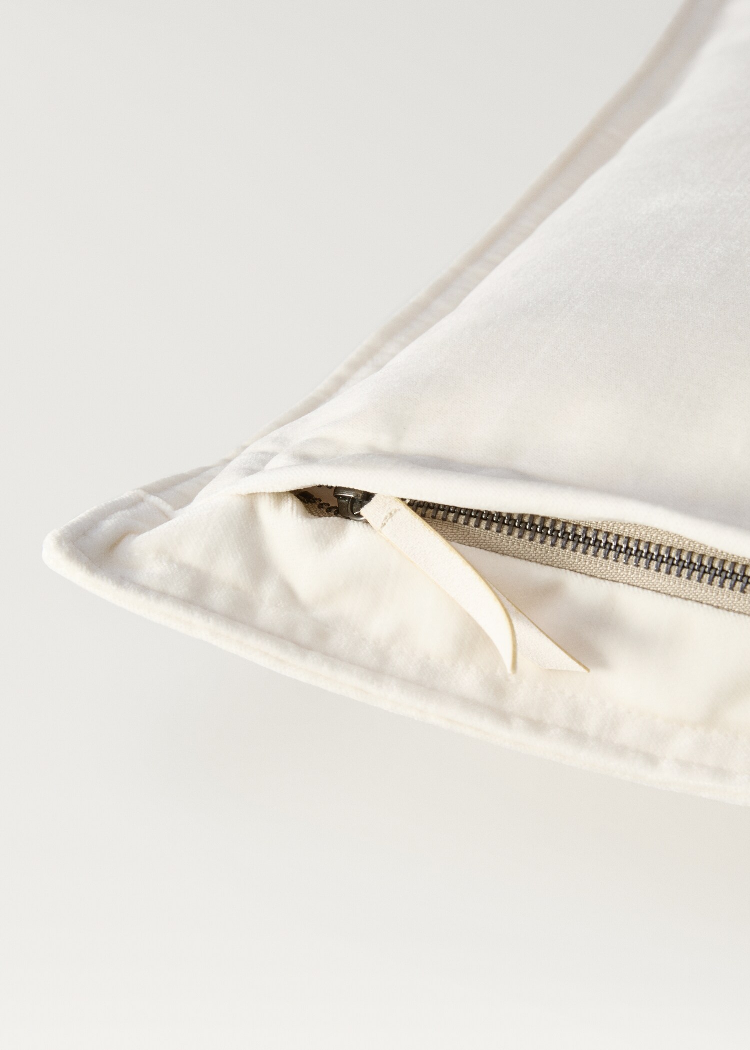 Cushion case primula - Details of the article 1