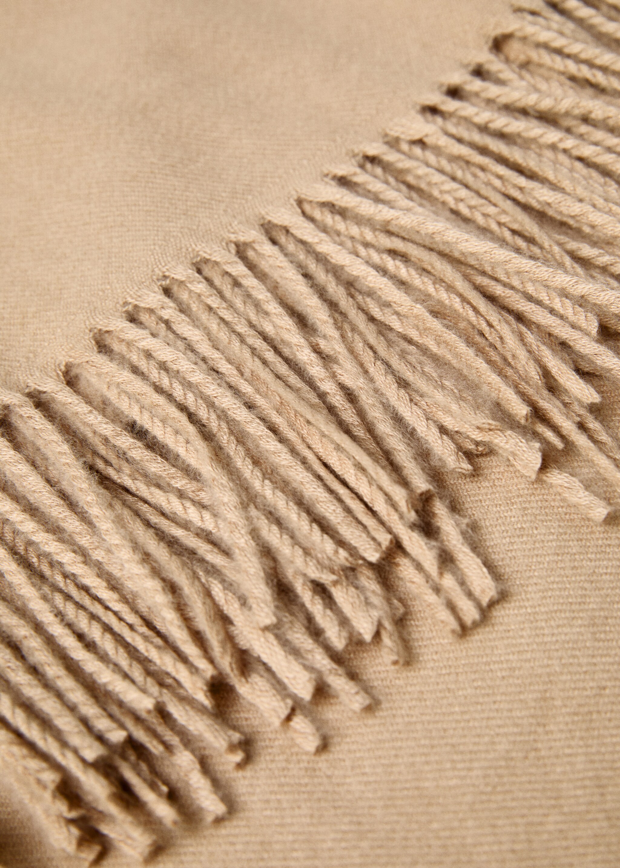Blanket detail fringes - Details of the article 2