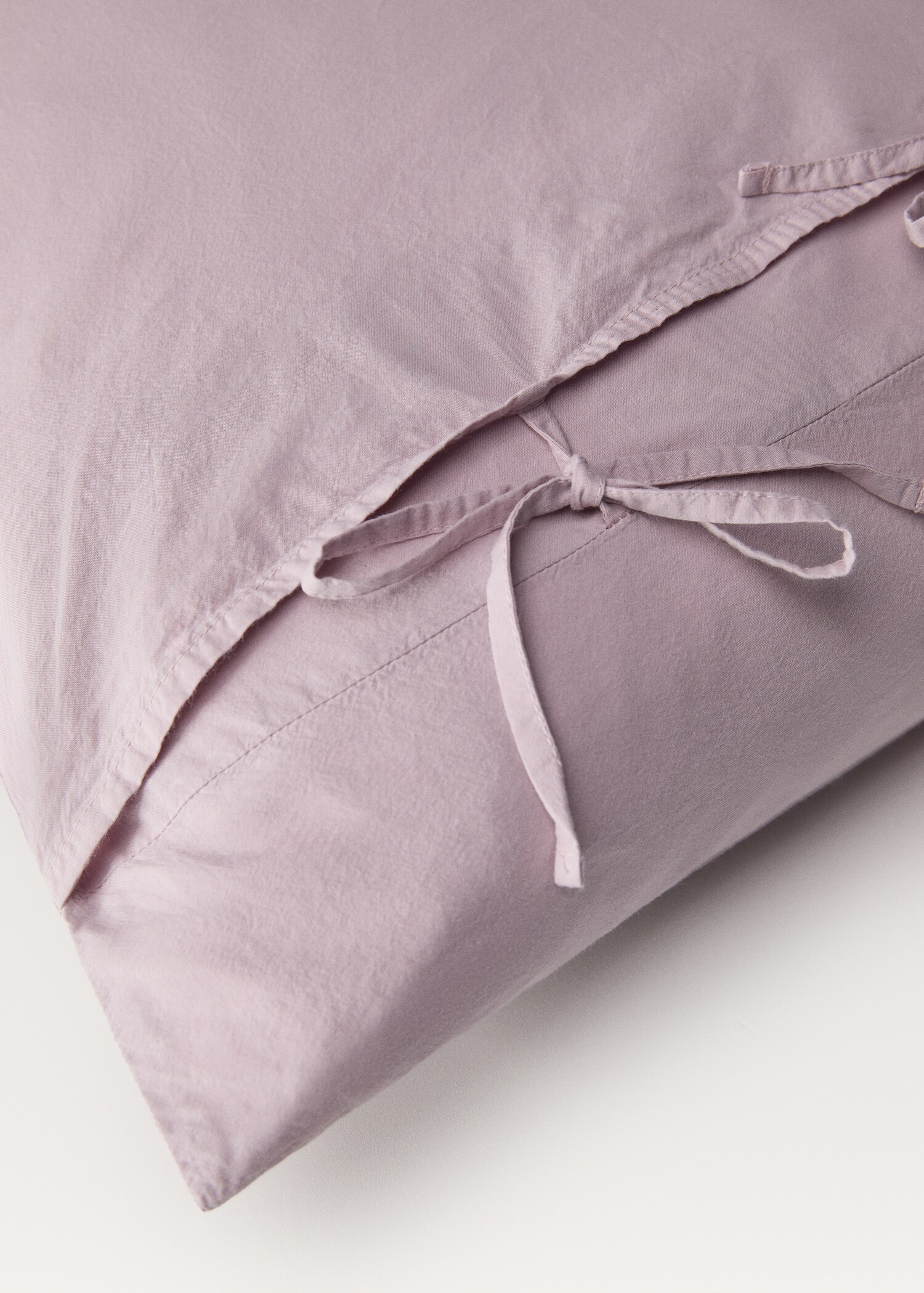 Two washed cotton pillowcases with ties 50x75 cm - Details of the article 2