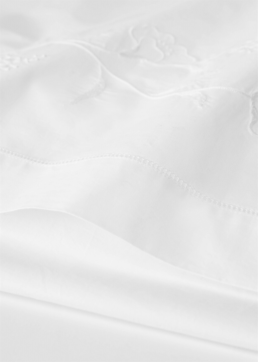 Cotton top sheet with hand-embroidered flower for 150/160 cm bed