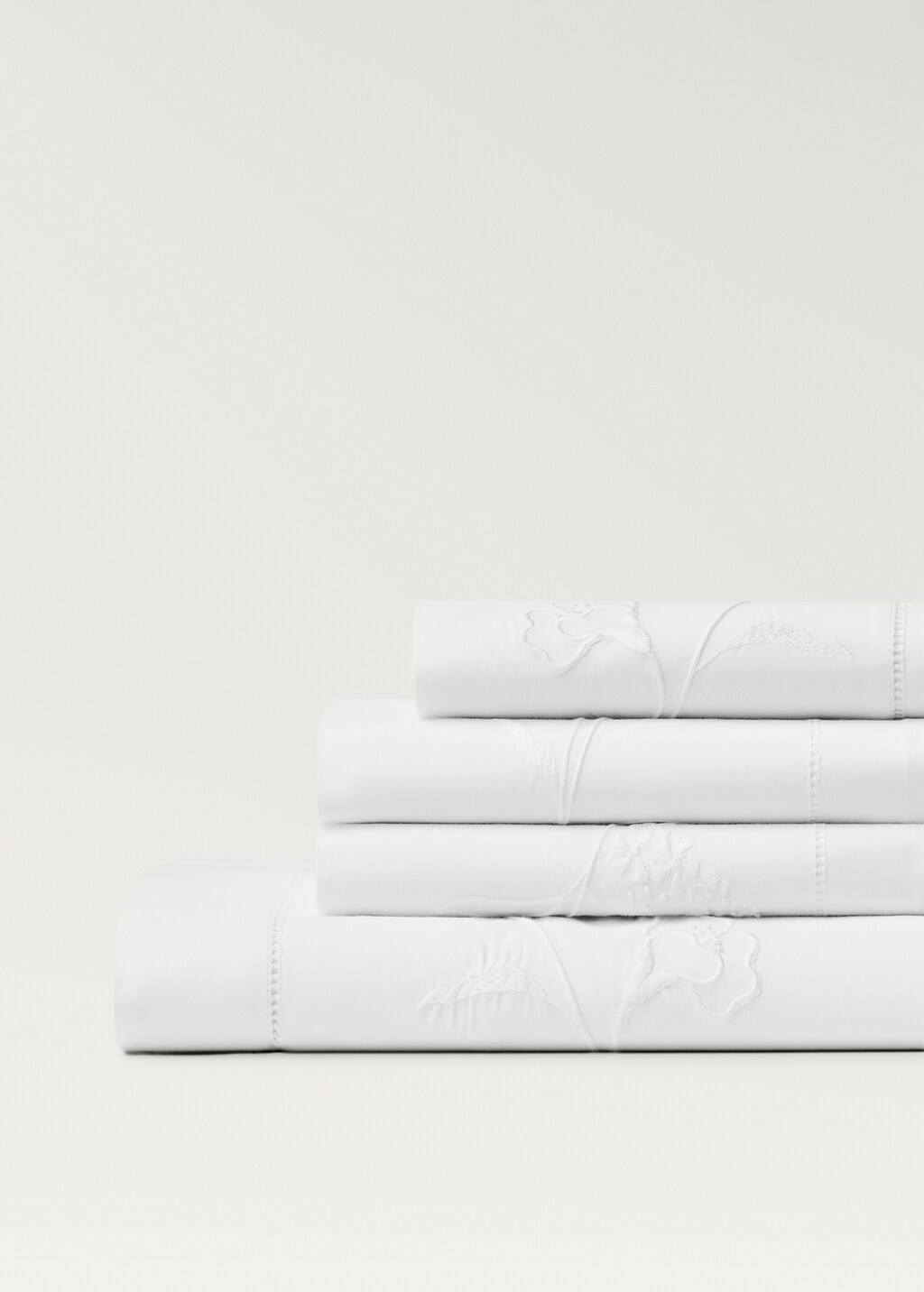 Cotton top sheet with hand-embroidered flower for 150/160 cm bed