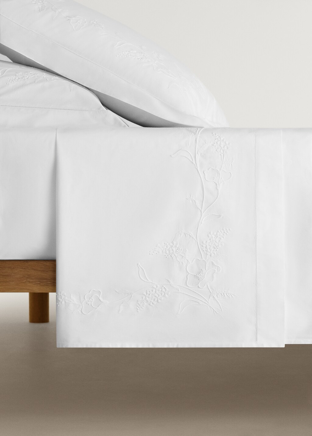 Cotton top sheet with hand-embroidered flower for 90 cm bed