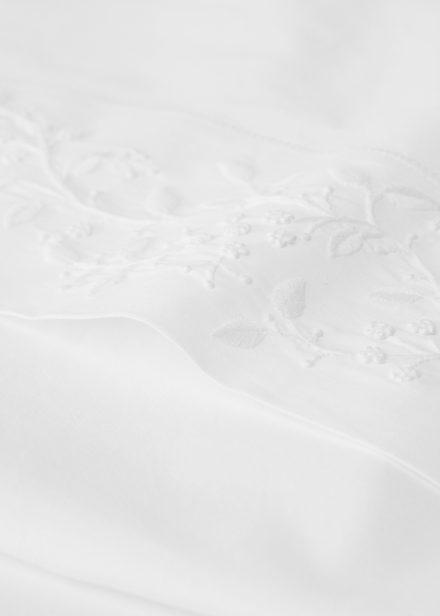 Cotton percale top sheet with hand-embroidered small flowers for 150/160 cm bed - Details of the article 1