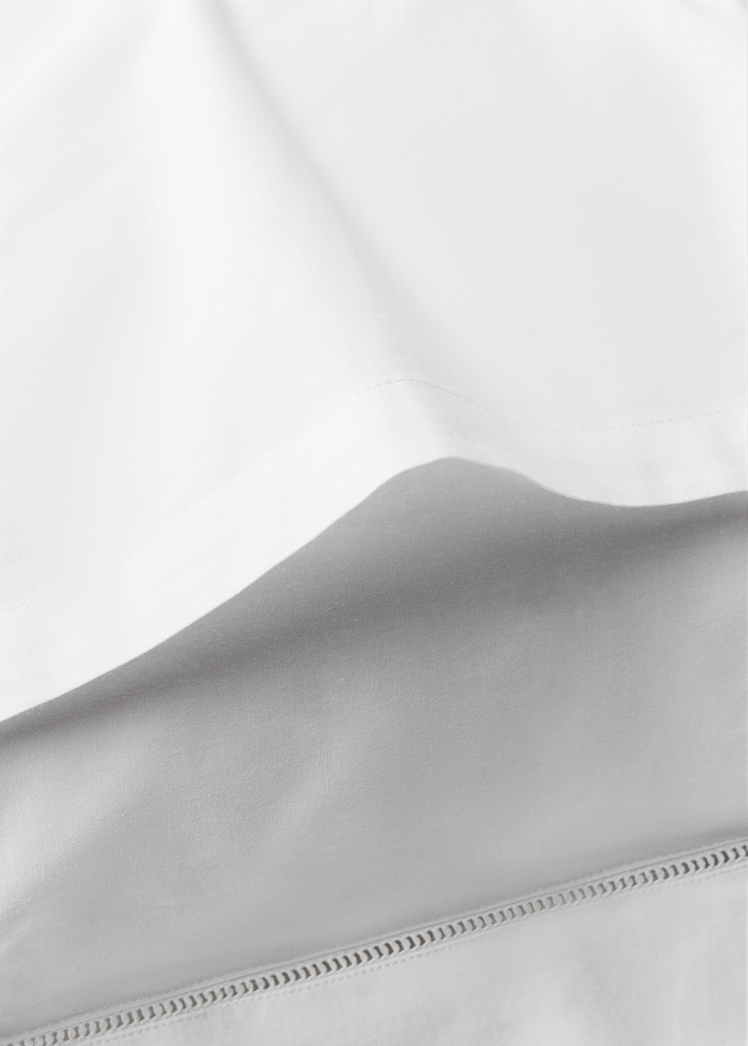 Two percale cotton pillowcases with embroidered floral design 60x60 cm - Details of the article 2