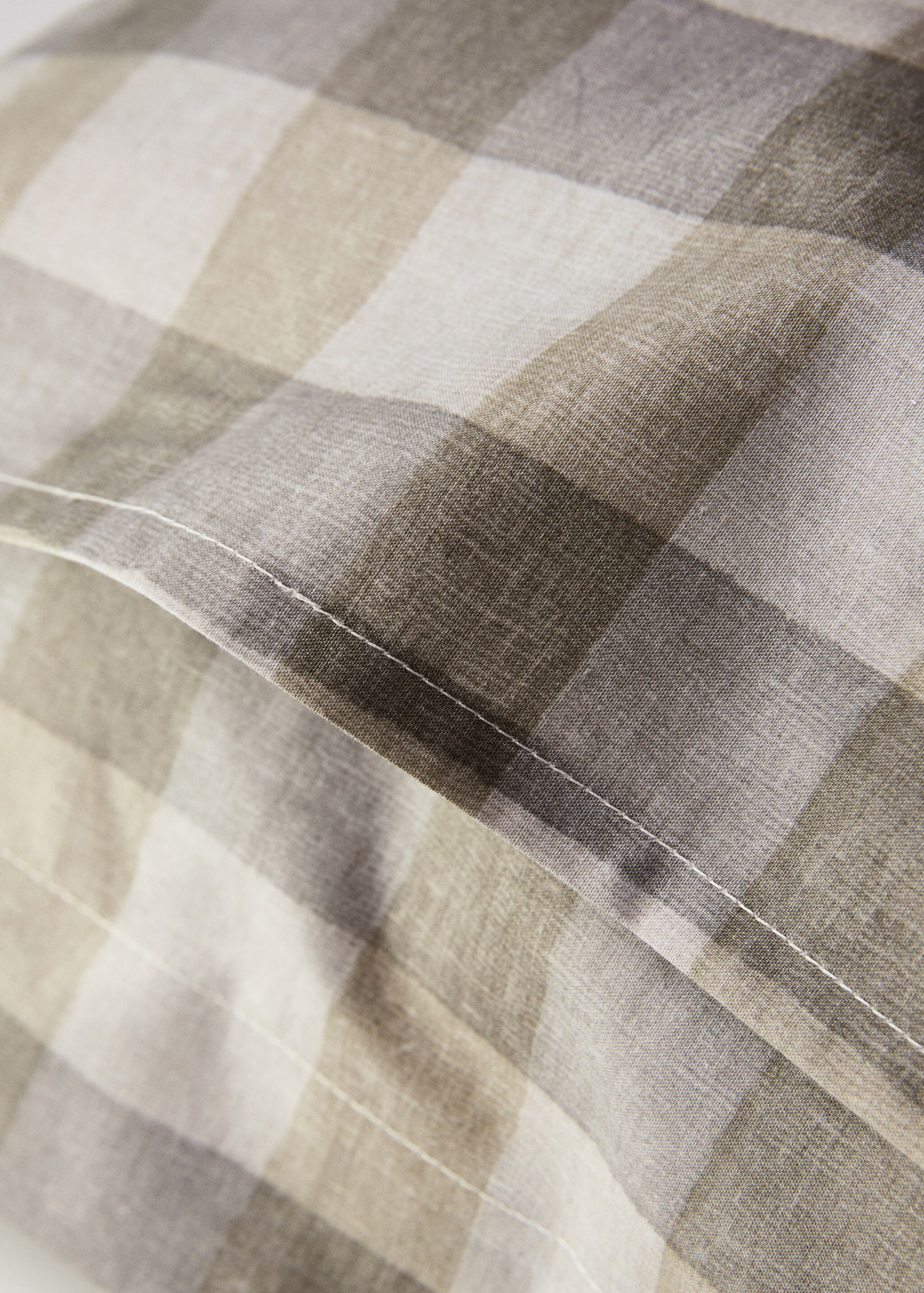 Zwei Kopfkissenbezüge aus Baumwoll-Perkal mit Karomuster, 60 x 60 cm - Detail des Artikels 2