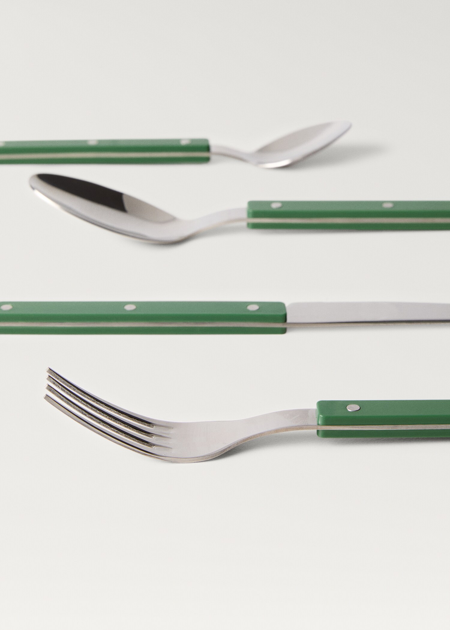 Ensemble de couverts 4 pièces avec manches résine - Détail de l'article 3