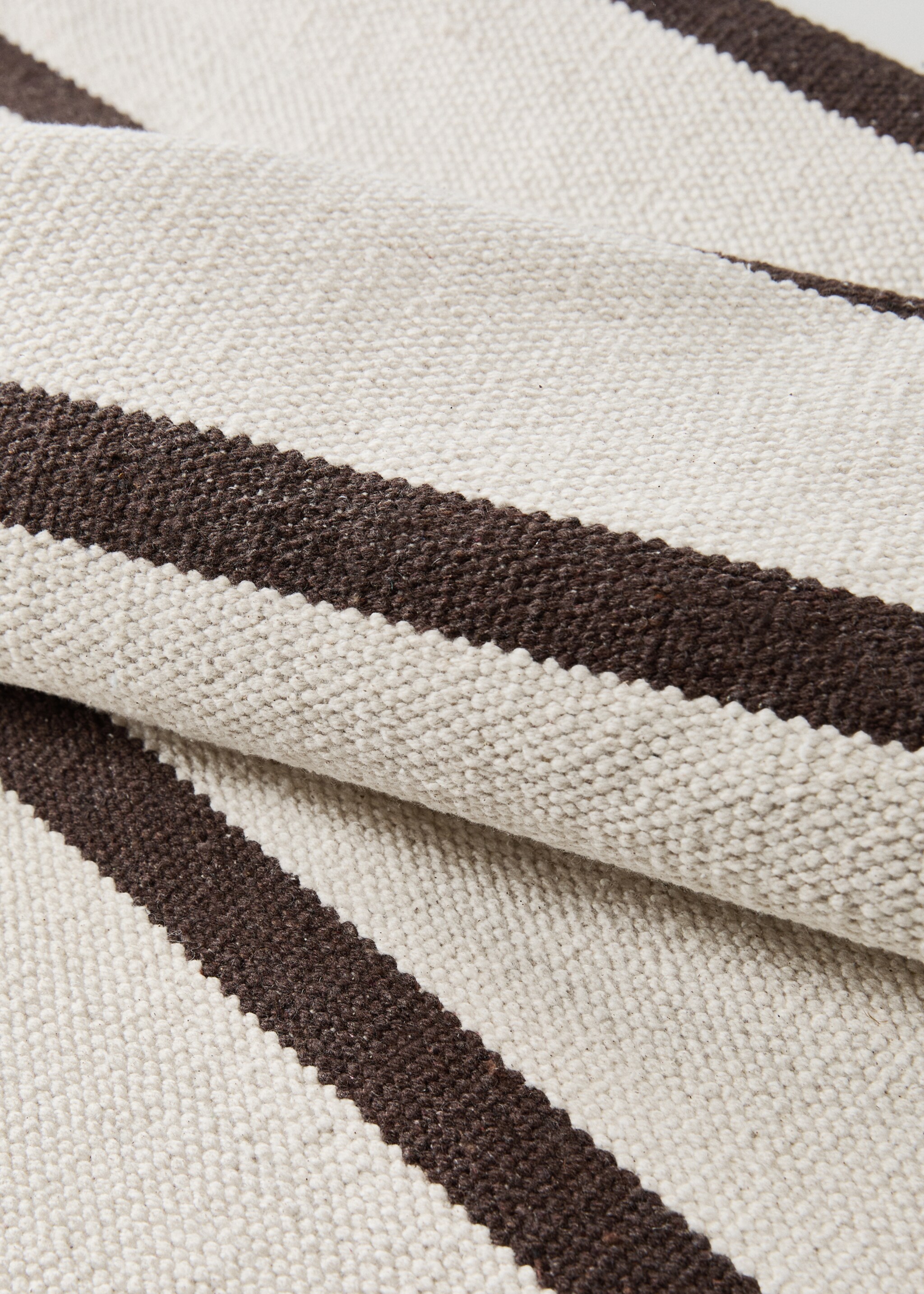 Small yarn-dyed cotton striped rug - Details of the article 2, Medium Brown. Ref: 87023304-00.