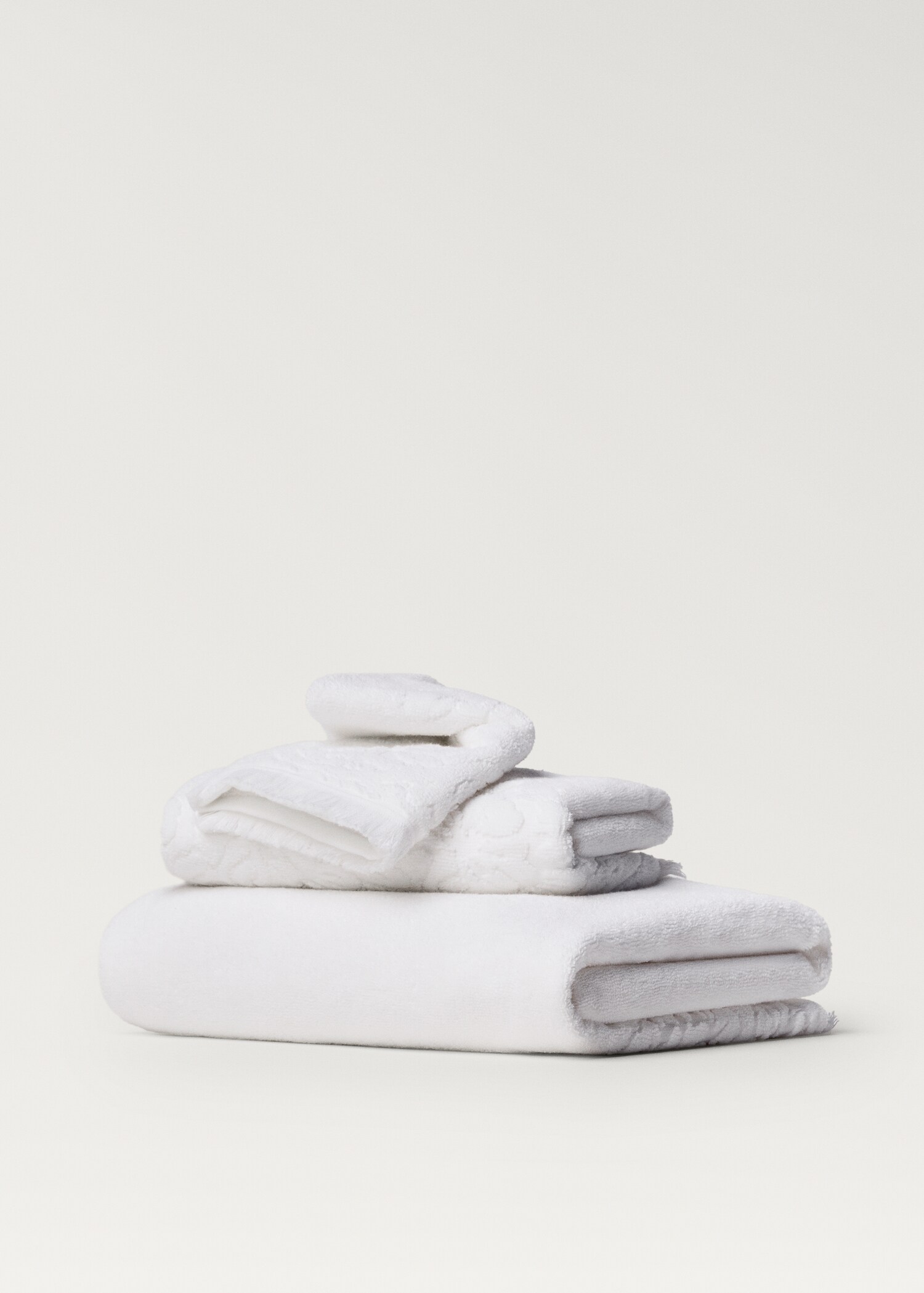 Bath towel with floral trim - Article without model
