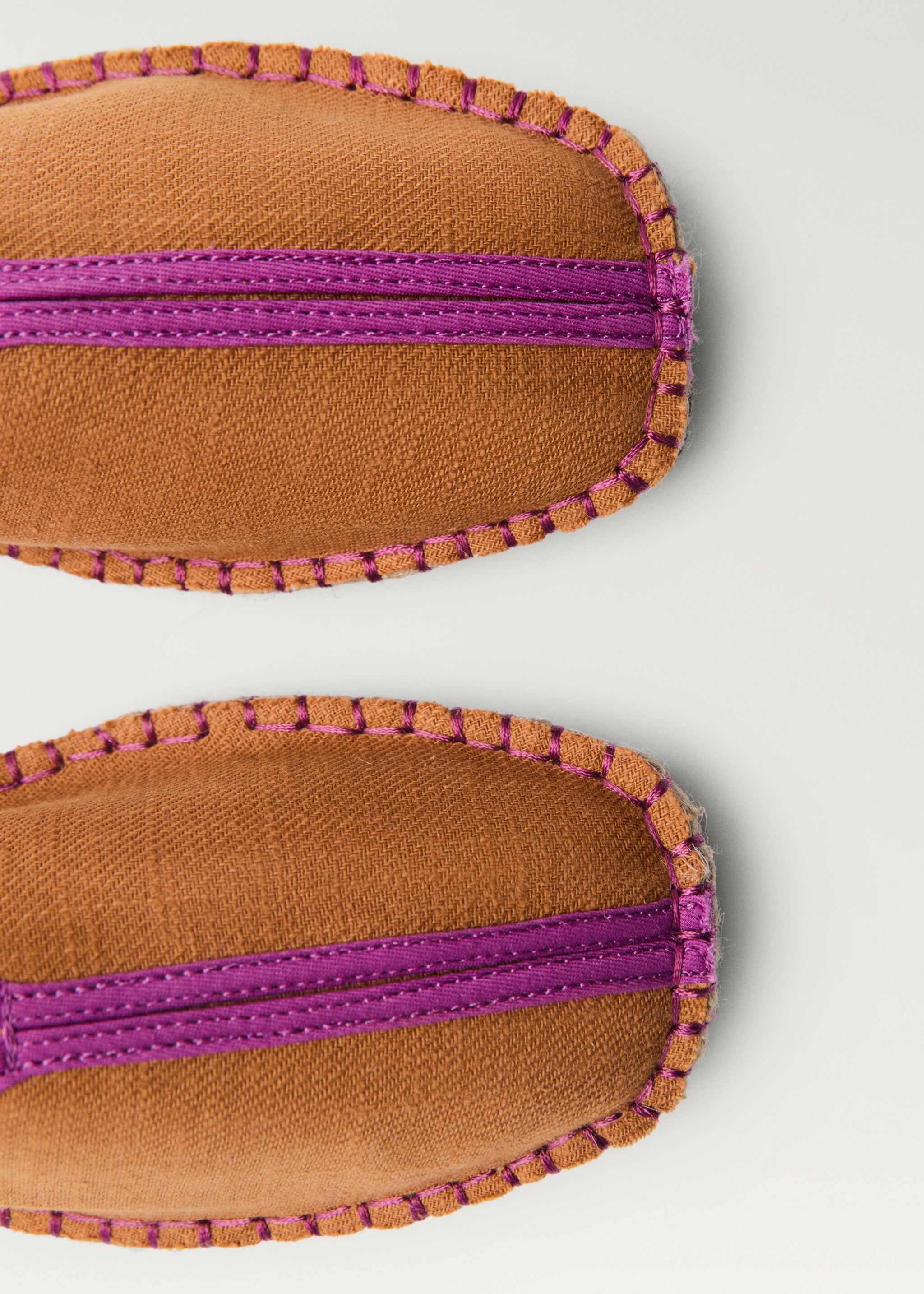 Pantolette mit kontrastfarbenem Detail - Detail des Artikels 3